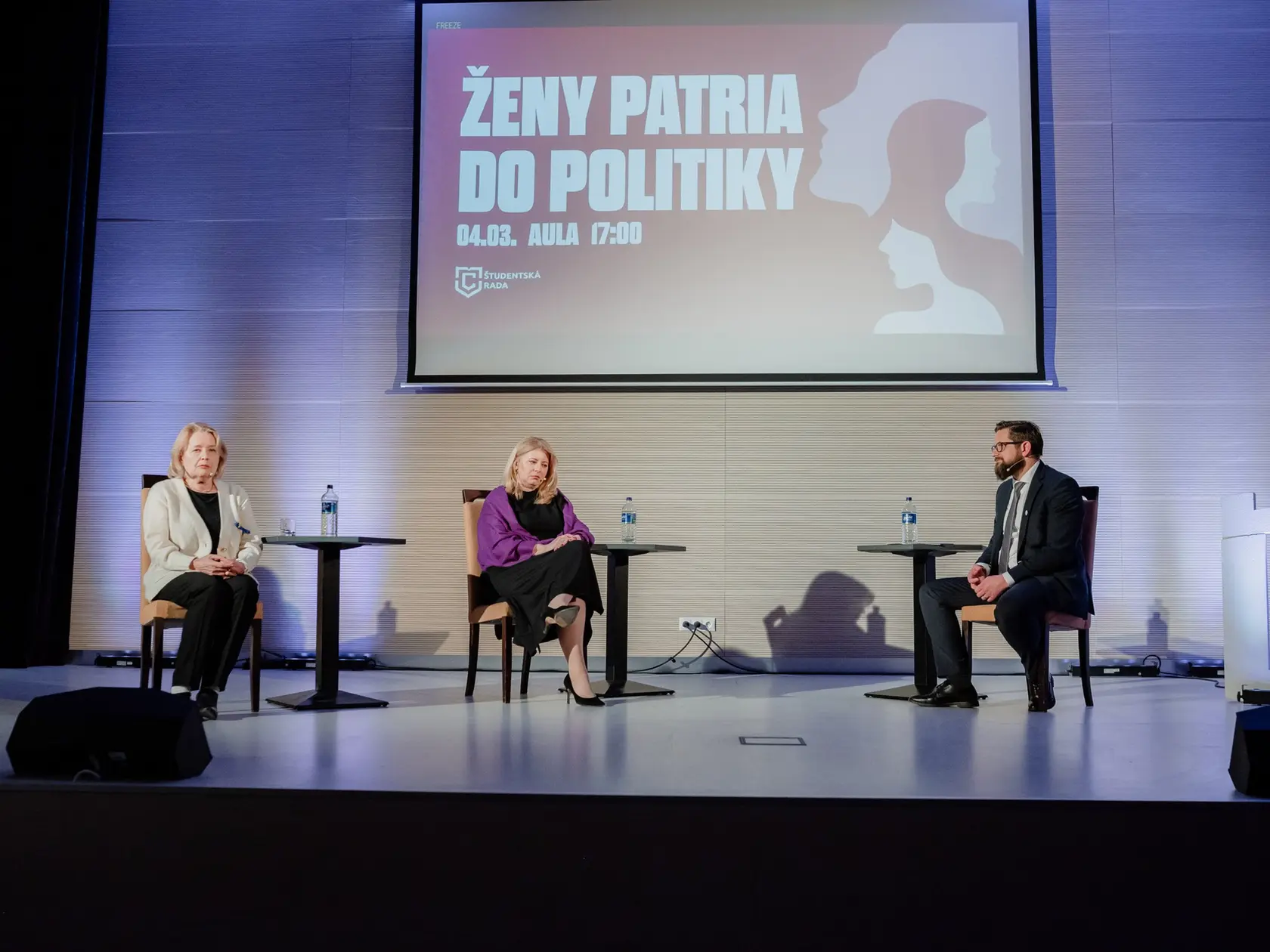 Tentokrát si to Zuzana Čaputová namierila na Univerzitu sv. Cyrila a Metoda v Trnave, kde sa spolu s Magdou Vášáryovou zúčastnila diskusie na tému "Ženy patria do politiky". Diskusiu zorganizovala Študentská rada UCM, moderoval ju politológ Jozef Lenč.