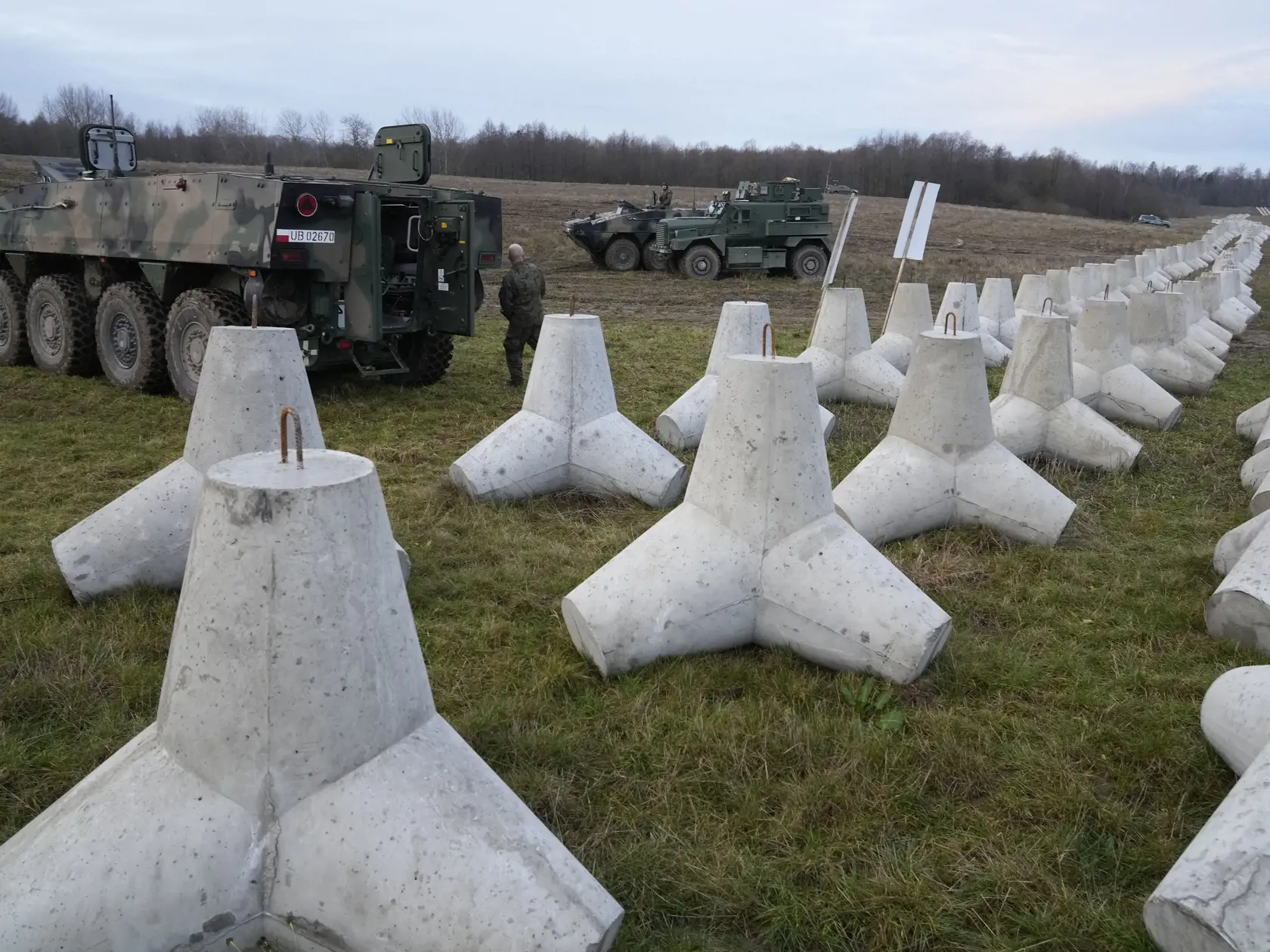 KK32 Dabrowka - Betónové zábrany, ktoré sú súčasťou poľského opevnenia na hranici s Ruskom, v poľskom meste Dabrowka v sobotu 30. novembra 2024. FOTO TASR/AP
Concrete barriers that are part of Poland's East Shield fortification at Poland's border with Russia in Dabrowka, Poland, on Saturday Nov. 30, 2024. (AP Photo/Czarek Sokolowski)