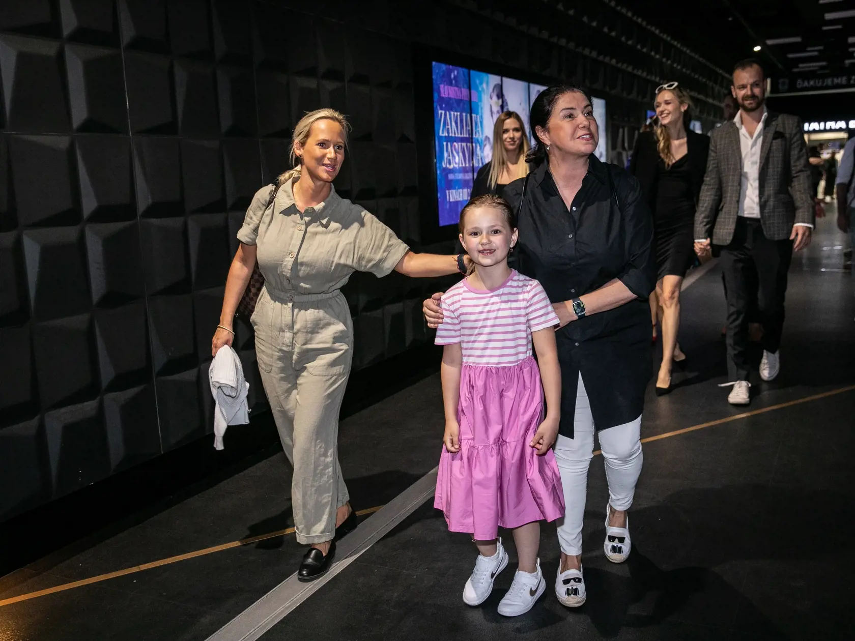 Príchody na premiéru rozprávky Zakliata jaskyňa. Na fotke je Iveta Malachovská.