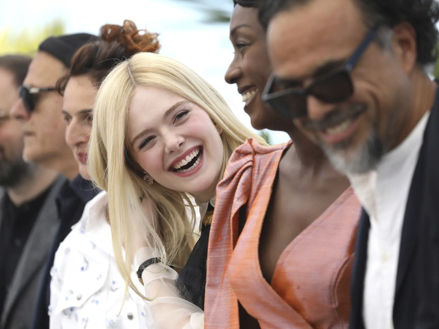 Herečka Elle Fanningová odpadla na večeri v Cannes
