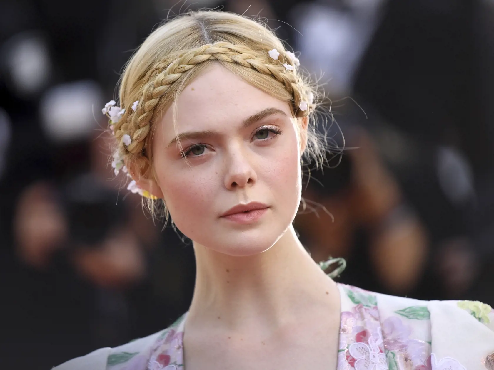 Herečka Elle Fanningová odpadla na večeri v Cannes