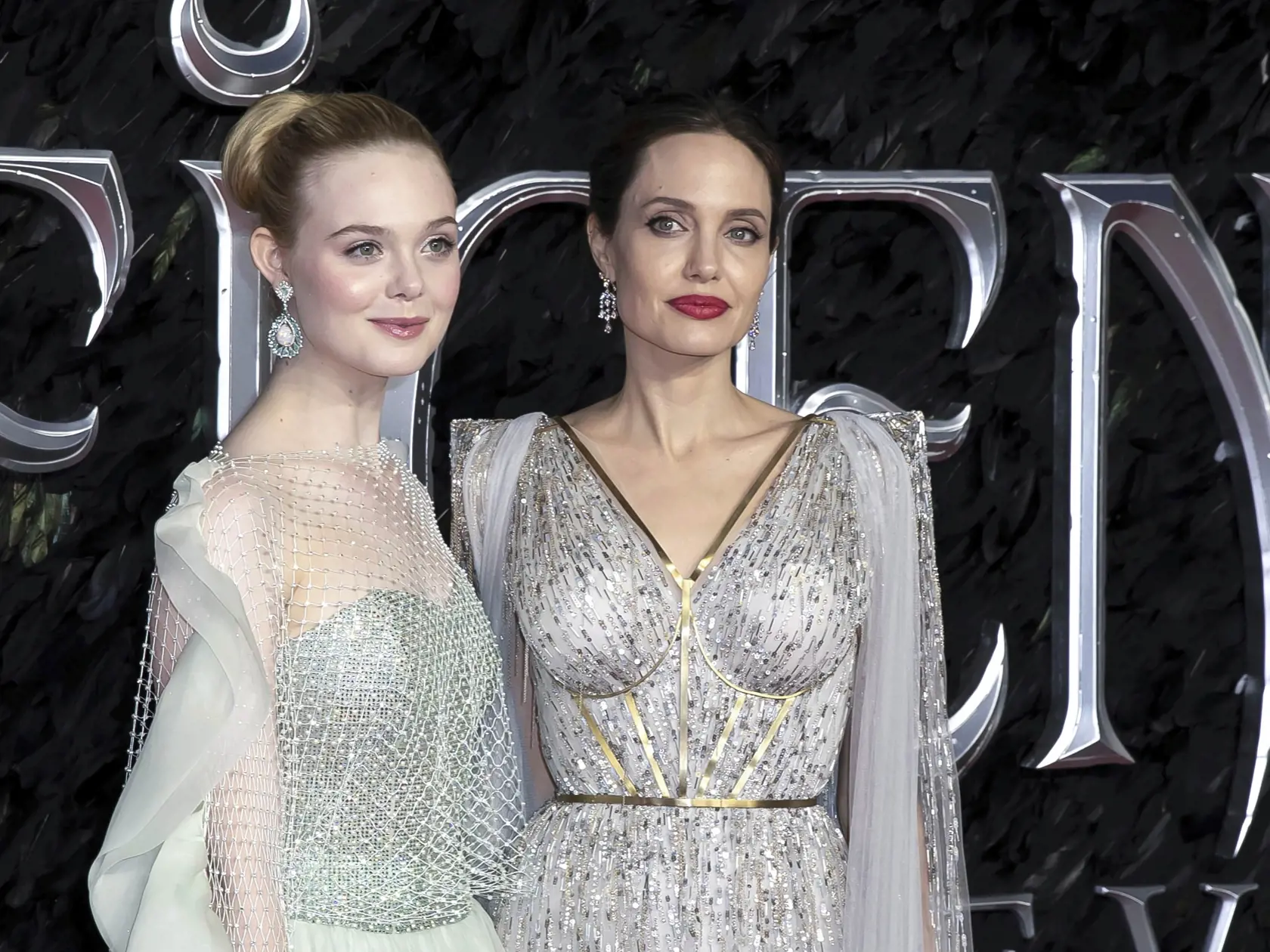 Americké herečky, zľava Elle Fanningová a Angelina Jolieová prichádzajú na európsku premiéru filmu Vládkyňa zla 2 (Maleficent Mistress of Evil) v Londýne 9. októbra 2019.