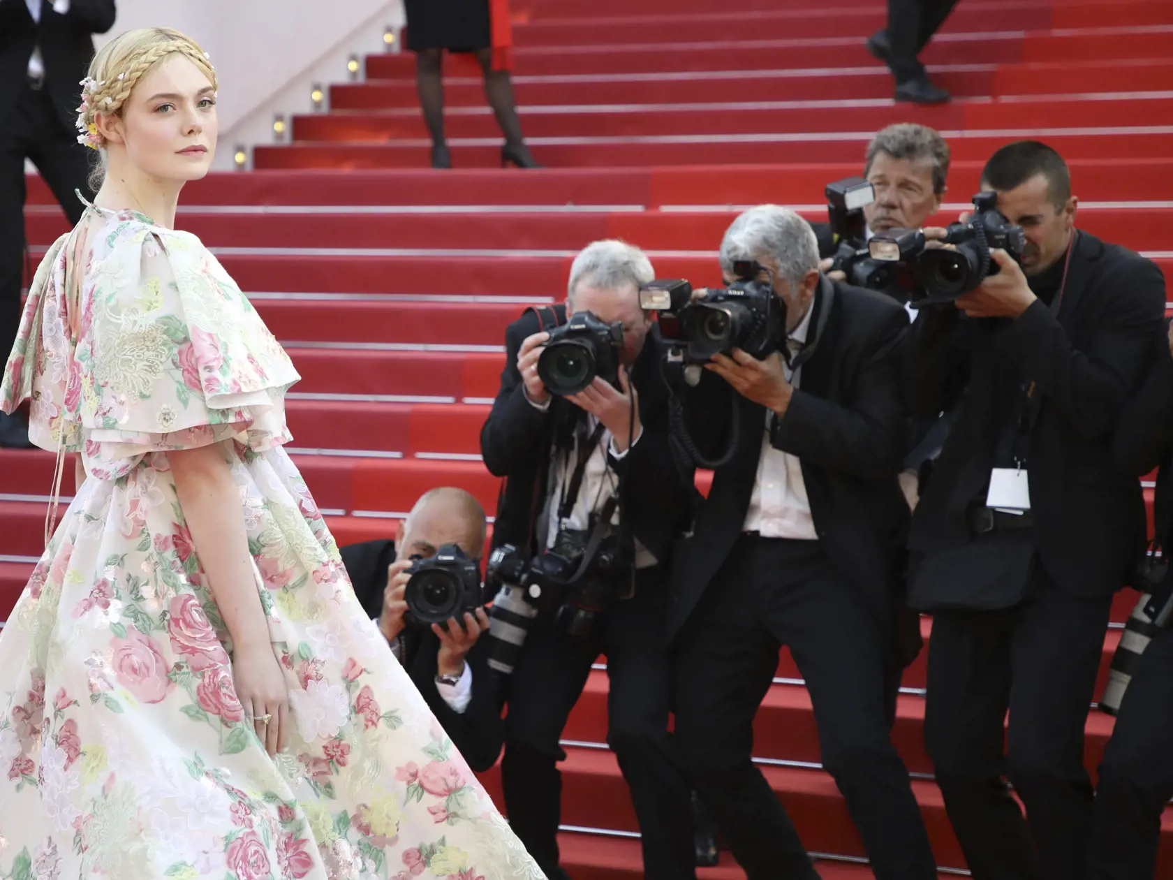 Herečka Elle Fanningová odpadla na večeri v Cannes