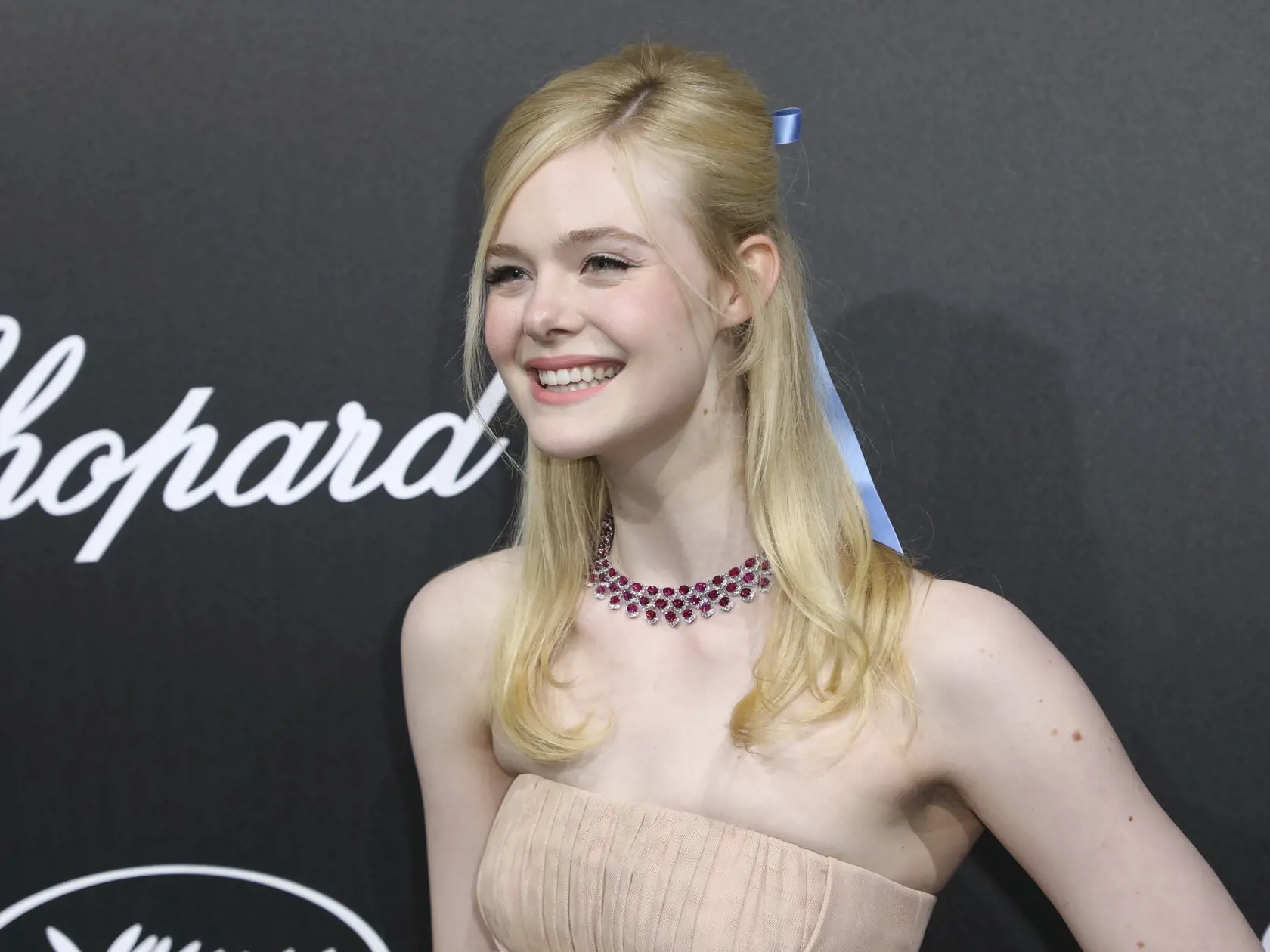 Herečka Elle Fanningová odpadla na večeri v Cannes