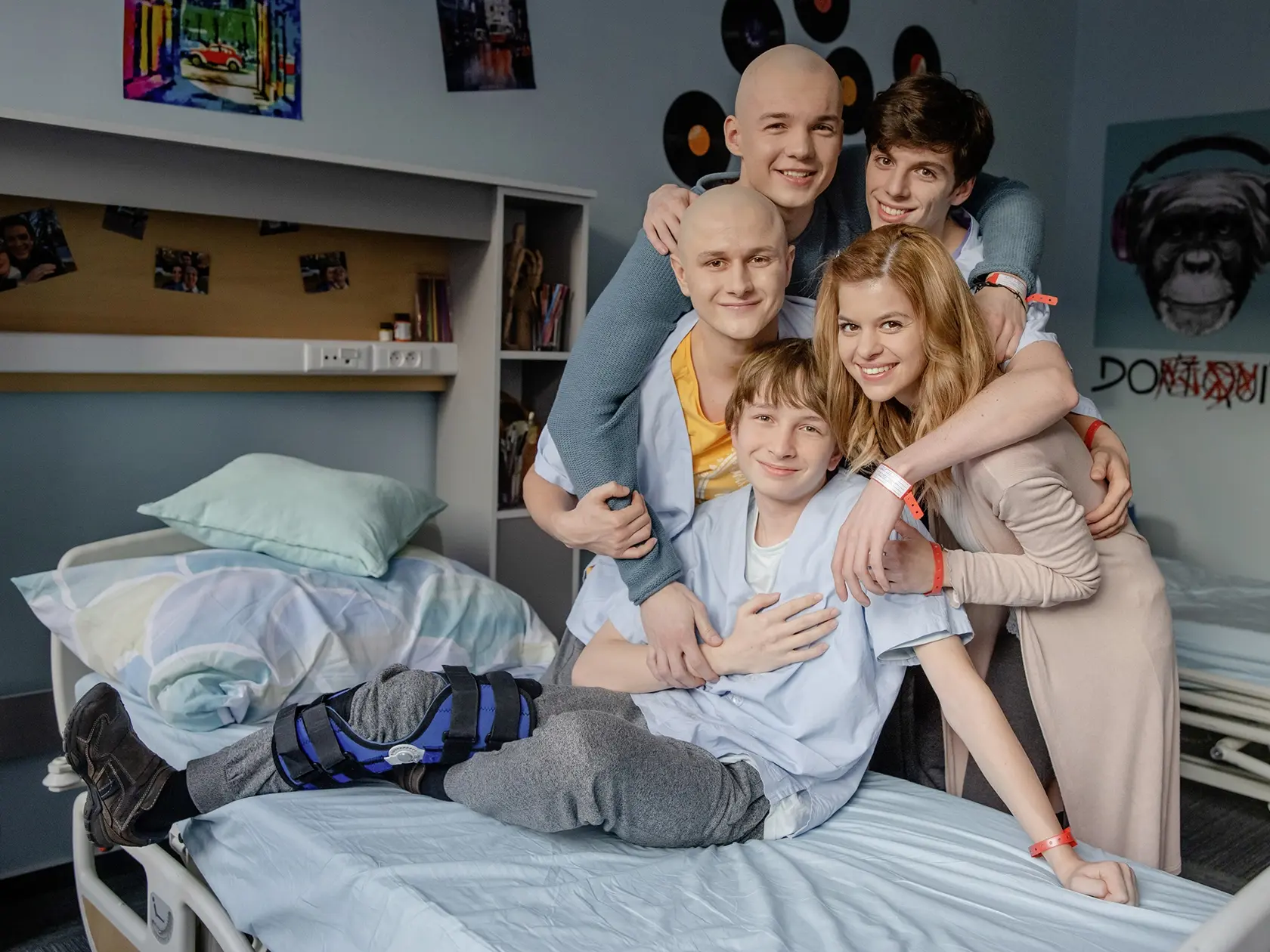 Dej seriálu Červené pásky sa točí okolo partie mladých ľudí, ktorí sú pre vážnu diagnózu hospitalizovaní v nemocnici.