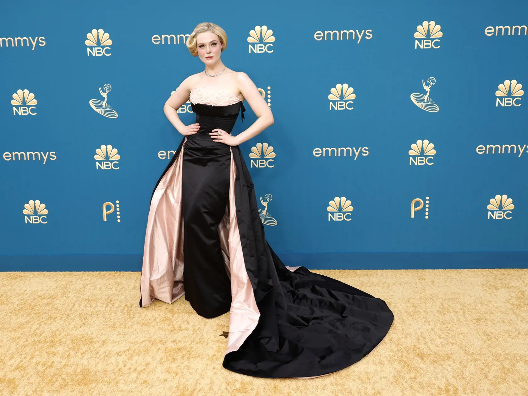 Elle Fanning zažiarila v čierno-ružových šatách bez ramienok.