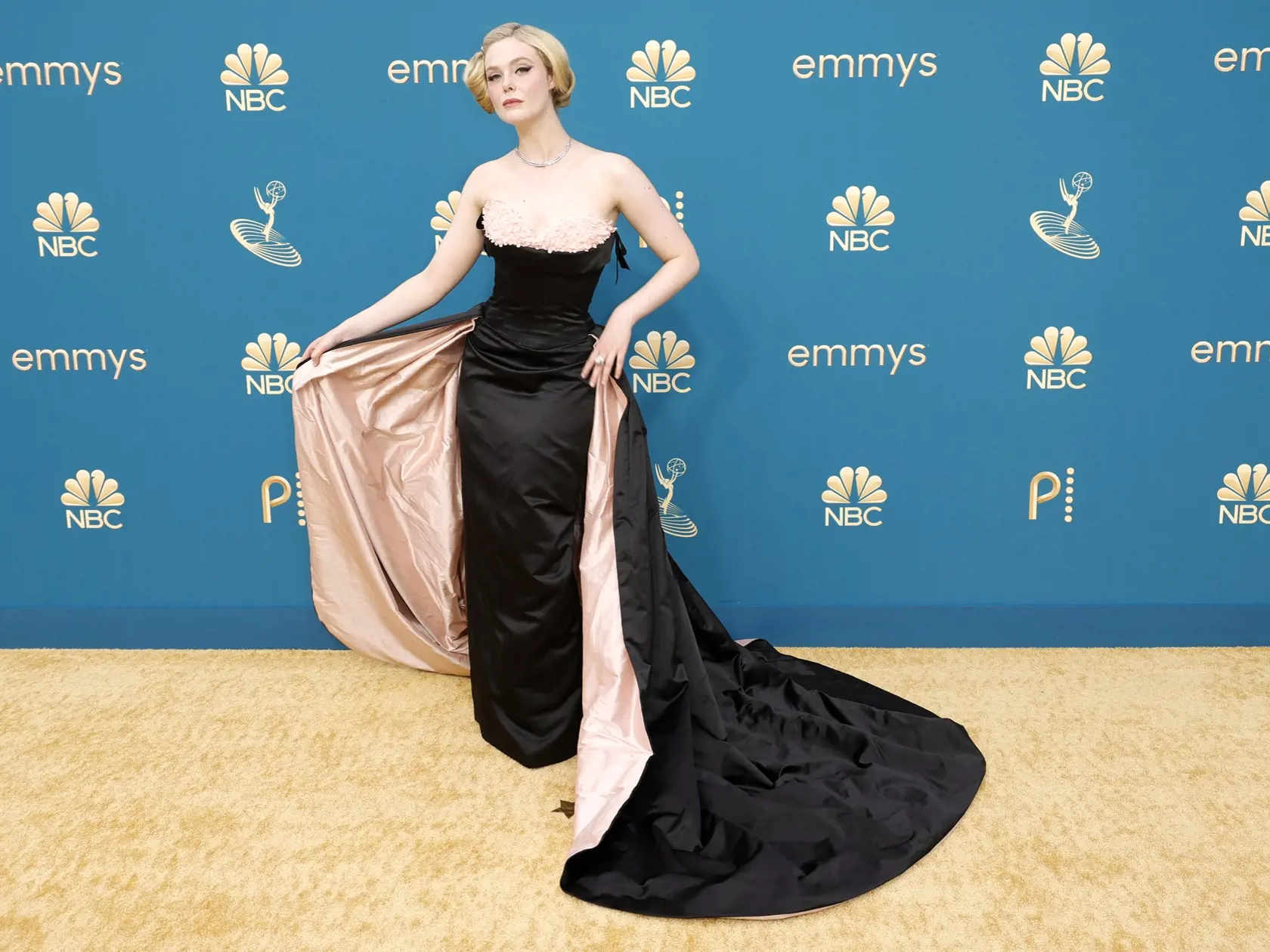 Elle Fanning zažiarila v čierno-ružových šatách bez ramienok.