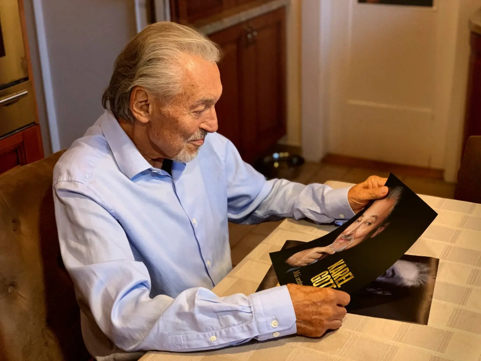 Maestro pri práci. Hodnotí návrh knihy.