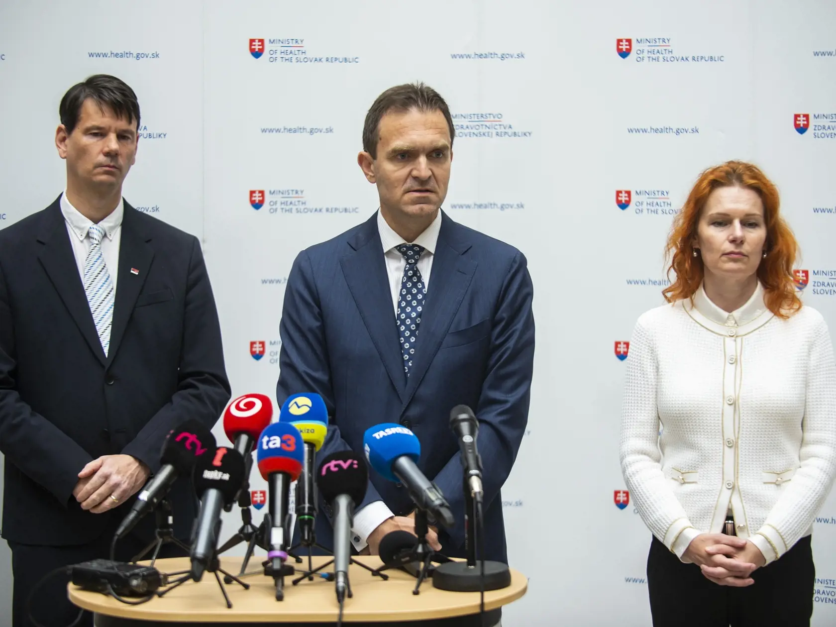 Na snímke zľava minister zdravotníctva SR Michal Palkovič, predseda vlády SR Ľudovít Ódor a podpredsedníčka vlády SR Lívia Vašáková počas spoločného stretnutia na pôde rezortu zdravotníctva 16. mája 2023 v Bratislave. FOTO TASR - Jakub Kotian