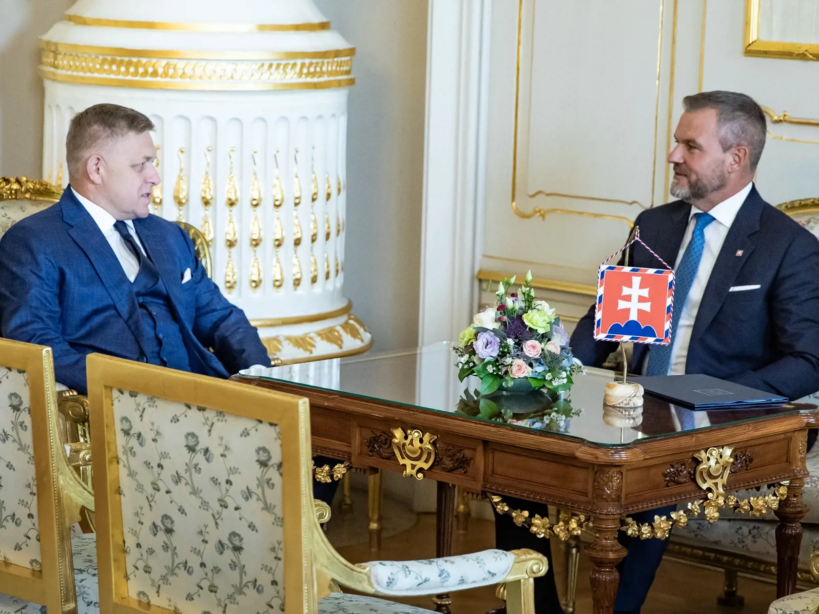 Prezident SR Peter Pellegrini prijal v Prezidentskom paláci predsedu vlády Roberta Fica. Na snímke je Robert Fico a Peter Pellegrini.