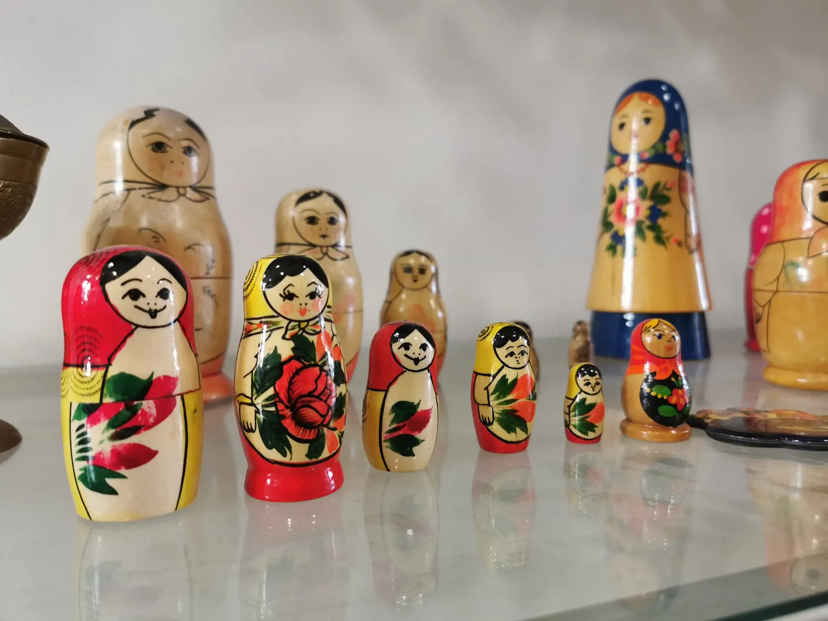 V koho domácnosti chýbala matrioška? Ide o ruskú folklórnu bábiku z dreva, ktorá pozostáva z minimálne troch drevených dutých figúrok zmenšených tak, aby sa dali do seba vkladať.