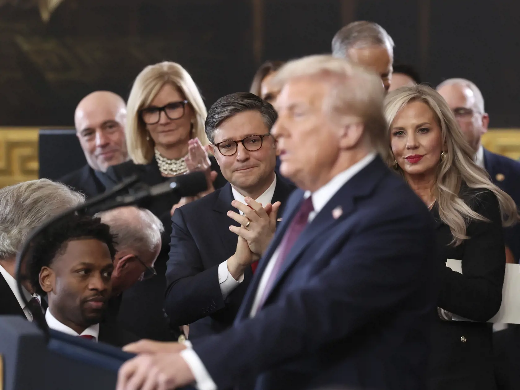 JB 40 Washington - Americký prezident Donald Trump sa prihovára a predseda Snemovne reprezentantov Mike Johnson (uprostred) tlieska po tom, ako zložil prísahu do rúk predsedu Najvyššieho súdu USA Johna Robertsa počas dnešnej inaugurácie 47. prezidenta USA Donalda Trumpa Bidena a 50. viceprezidenta JD Vancea v Rotunde amerického Kapitolu vo Washingtone 20. januára 2025. Republikán Donald Trump v rotunde amerického Kapitolu v pondelok napoludnie miestneho času (18.00 h SEČ) zložil slávnostnú prísahu na svoje druhé funkčné obdobie a stal sa tak 47. prezidentom Spojených štátov amerických. Informuje o tom TASR. FOTO TASR/AP


House Speaker Mike Johnson, R-La., claps as President Donald Trump speaks during the 60th Presidential Inauguration in the Rotunda of the U.S. Capitol in Washington, Monday, Jan. 20, 2025. (Kevin Lamarque/Pool Photo via AP)