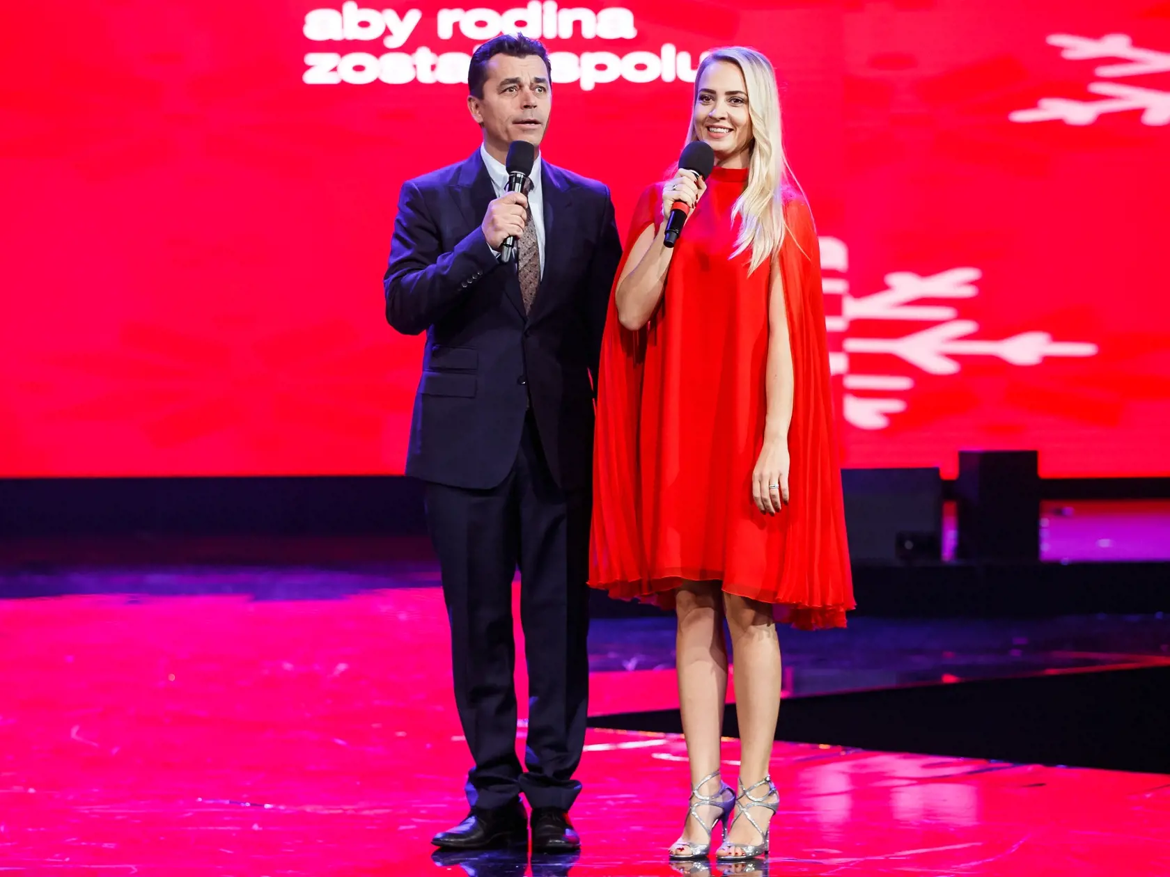 Odovzdávanie ocenení "Úsmev ako dar" v Bratislave. Na snímke Roman Pomajbo a Barbora Krajčírová.