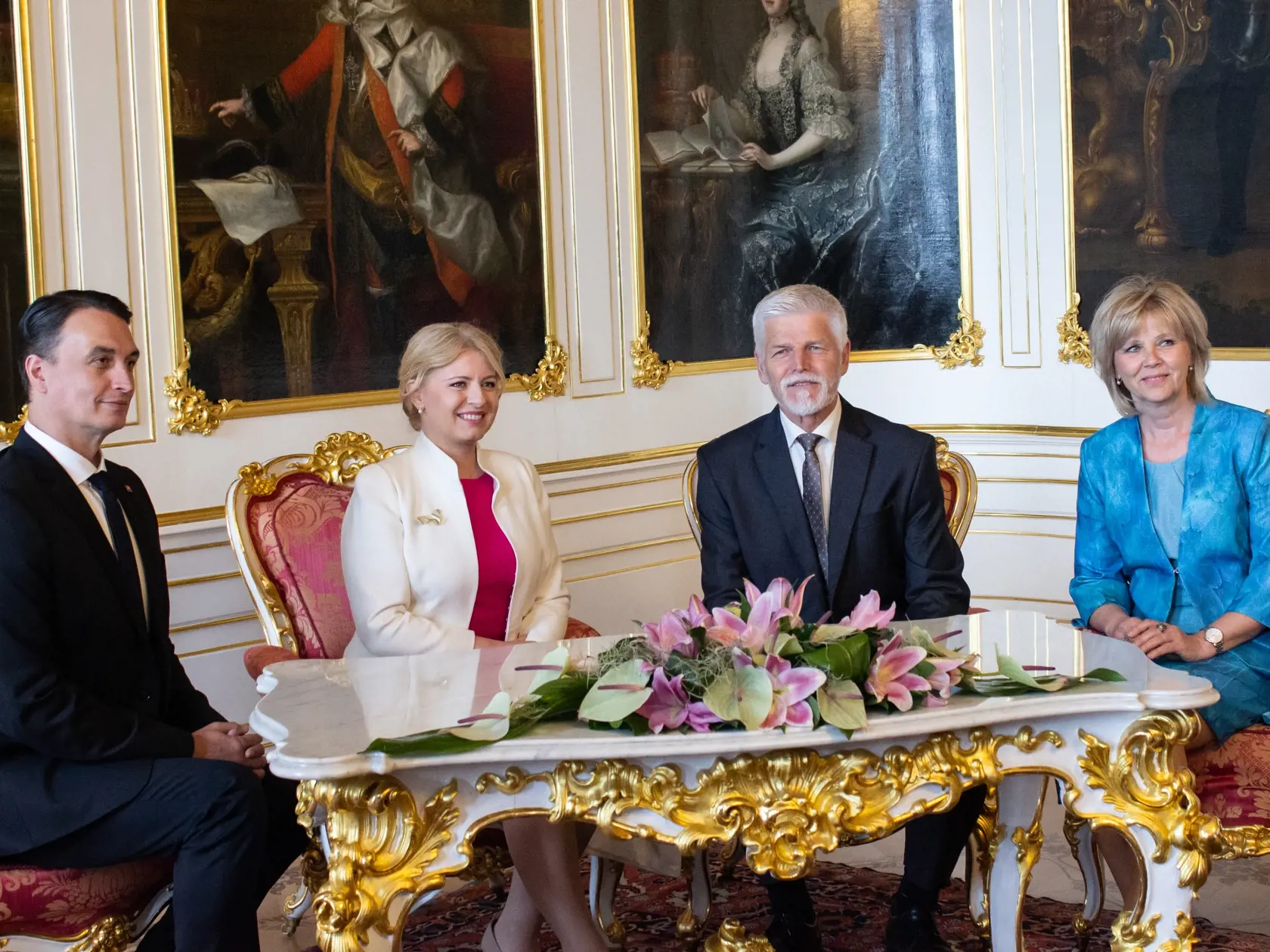 Na snímke zľava partner slovenskej prezidentky Zuzany Čaputovej Juraj Rizman, slovenská prezidentka Zuzana Čaputová, český prezident Petr Pavel a jeho manželka Eva počas stretnutia na Pražskom hrade, kde prezidentka SR Zuzana Čaputová začala svoju poslednú zahraničnú návštevu vo funkcii. Praha, 12. júna 2024. FOTO TASR - Barbora Vizváryová
