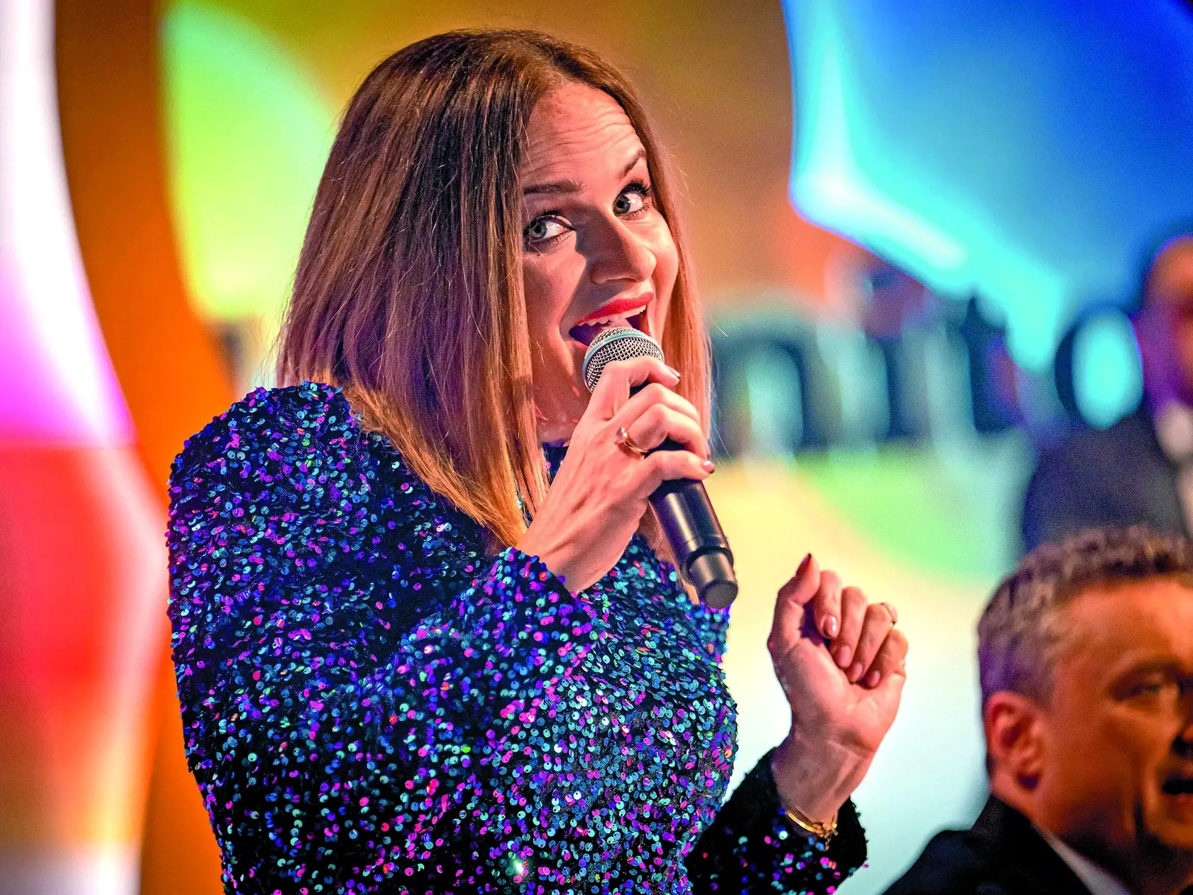 Silvestrovské Inkognito na JOJ-ke. Zuzana Šebová zaspievala pesničku od Mariky Gombitovej.