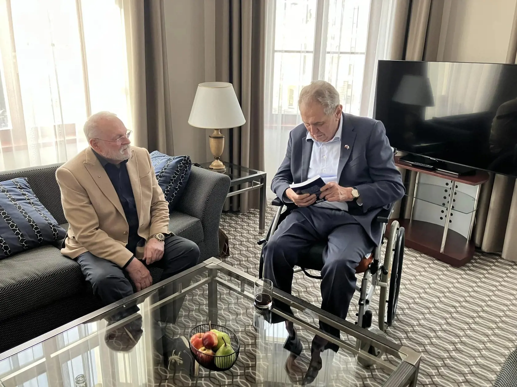 "Veľmi pekné večerné stretnutie v Bratislave s prezidentom Ivanom Gašparovičom," napísal Miloš Zeman.