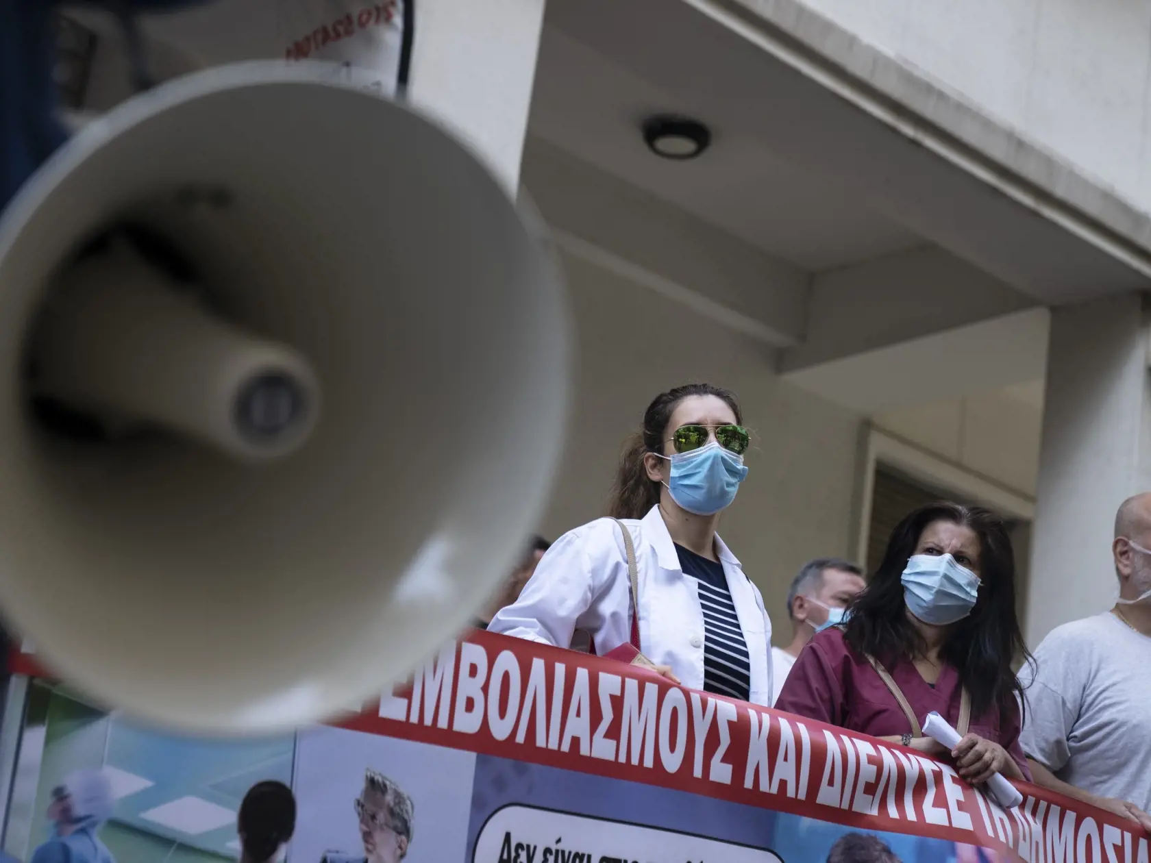 KK3 Atény - Zdravotníci sa zhromažďujú pred ministerstvom zdravotníctva počas protestu proti povinnému očkovaniu proti ochoreniu Covid-19 v ich odvetí 21. septembra 2021 v Aténach. FOTO TASR/AP
Medical workers take part in a rally outside the Greek Health Ministry to protest regulations mandating coronavirus vaccines for anyone working in their sector, in Athens, on Tuesday, Sept 21, 2021. (AP Photo/Petros Giannakouris)