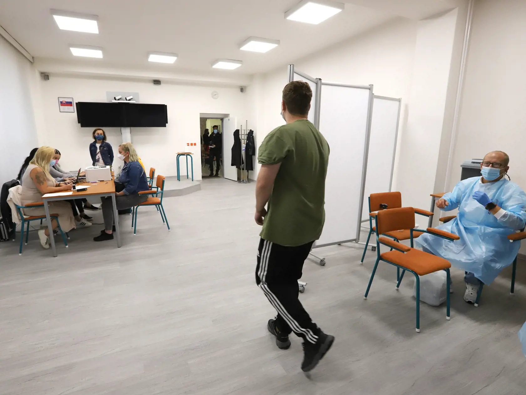 Spustenie mobilného očkovania na stredných školách v Banskobystrickom samosprávnom kraji za účasti ministra školstva, vedy, výskumu a športu SR Branislava Gröhlinga. Na snímke študent počas očkovania vakcínou od konkorzia Pfizer/BioNTech proti ochoreniu Covid-19 na Gymnáziu Ľ. Štúra vo Zvolene 17. septembra 2021. FOTO  TASR - Ján Krošlák