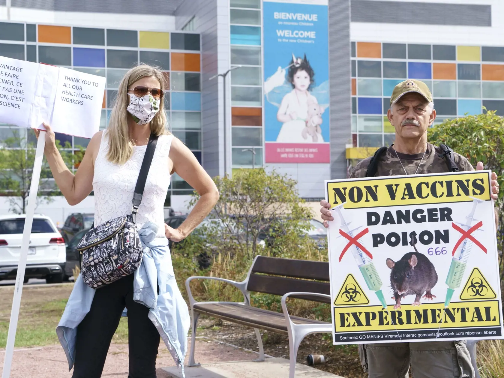 JB 9 Montreal - Demonštrant (vpravo) drží transparent pred nemocnicou počas protestu proti očkovaniu a vládnym opatreniam pre nezaočkovaných ľudí v kanadskom meste Montreal 13. septembra 2021 a vľavo stojí s transparentom stúpenkyňa očkovania. Protest v pondelok zorganizovala skupina nespokojných kanadských zdravotných sestier. FOTO TASR/AP

An anti-vaccine protester and a vaccine supporter demonstrate in from of a hospital in Montreal, on Monday, Sept. 13, 2021. (Paul Chiasson/The Canadian Pres