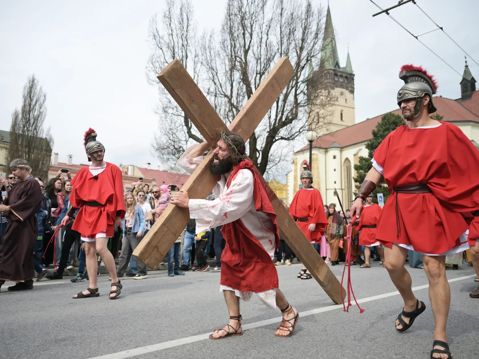 Na snímke živá krížová cesta na Veľký piatok v Prešove 18. apríla 2025. Stovky veriacich na Veľký piatok opäť smerovali do centra Prešova, aby boli po 15. raz súčasťou Živej krížovej cesty. Kňaz a spoluautor tradičného podujatia Peter Gombita pre TASR uviedol, že Ježiša Krista tento rok stvárnil gréckokatolícky farár Vladislav Marčák. Jednu z mnohých ďalších postáv zahral aj niekdajší bezdomovec zo združenia Oáza - nádej pre nový život. FOTO TASR – František Iván