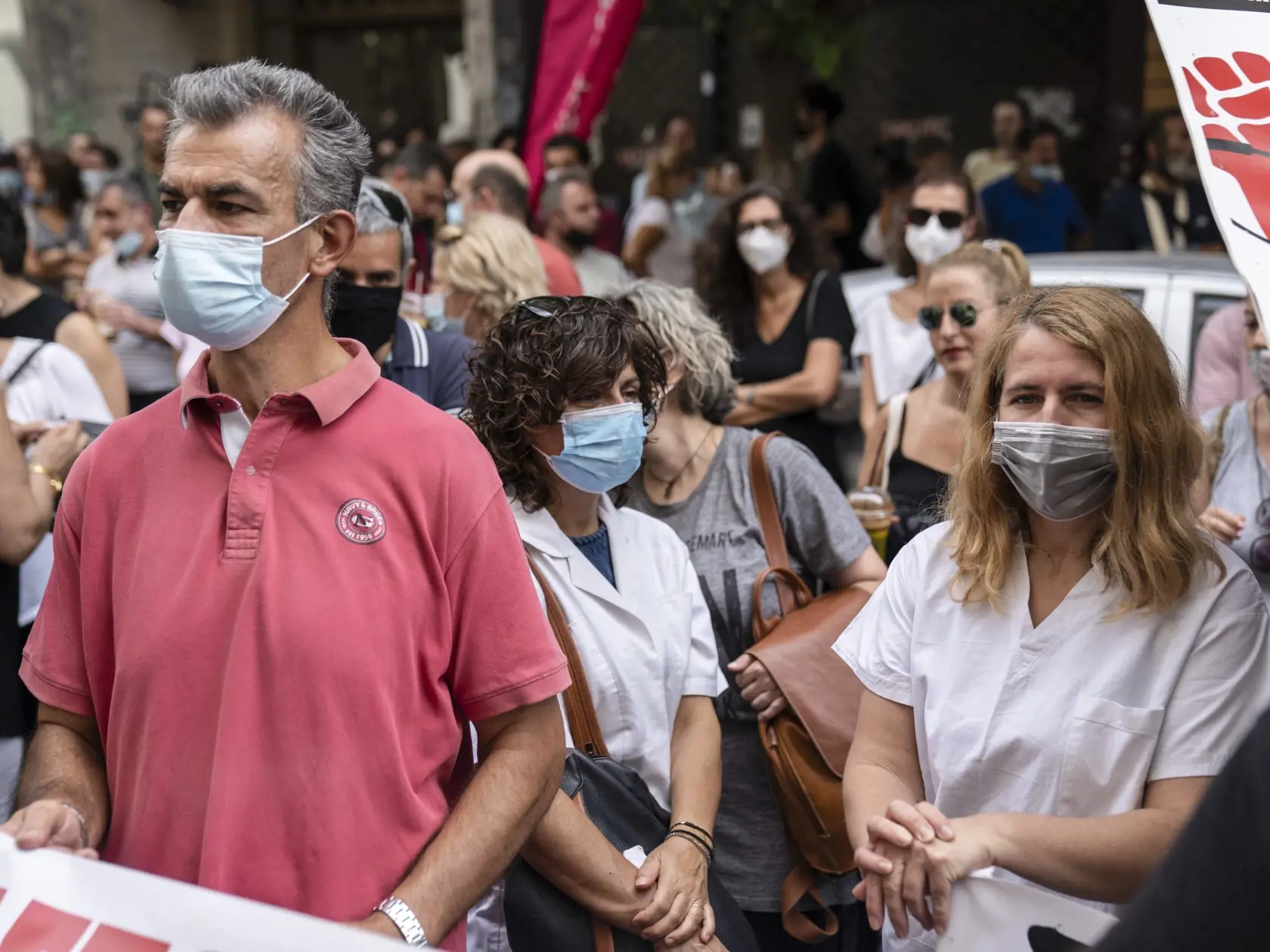 KK2 Atény - Zdravotníci sa zhromažďujú pred ministerstvom zdravotníctva počas protestu proti povinnému očkovaniu proti ochoreniu Covid-19 v ich odvetí 21. septembra 2021 v Aténach. FOTO TASR/AP
Medical workers take part in a rally outside the Greek Health Ministry to protest regulations mandating coronavirus vaccines for anyone working in their sector, in Athens, on Tuesday, Sept 21, 2021. (AP Photo/Petros Giannakouris)