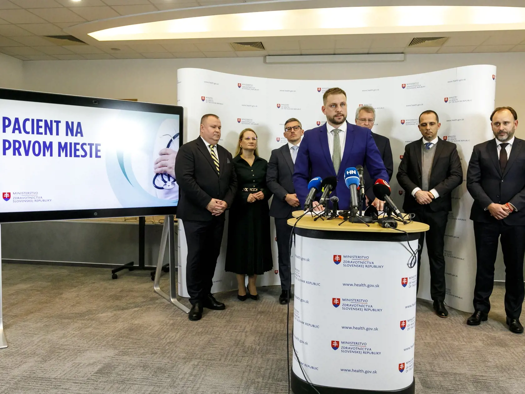 Na snímke zľava poradca ministra zdravotníctva Gabriel Galgóci, riaditeľka Odboru zdravotníckeho vzdelávania Monika Jankechová, štátny tajomník Michal Štofko, minister zdravotníctva SR Kamil Šaško (Hlas), štátny tajomník Ladislav Slobodník, poradca ministra zdravotníctva Matej Bobovník a generálny riaditeľ Sekcie legislatívy a práva Tomáš Rusiňák počas tlačovej konferencie k aktuálnej situácii v zdravotníctve a rokovaní s Lekárskym odborovým združením (LOZ) v Bratislave 4. decembra 2024.