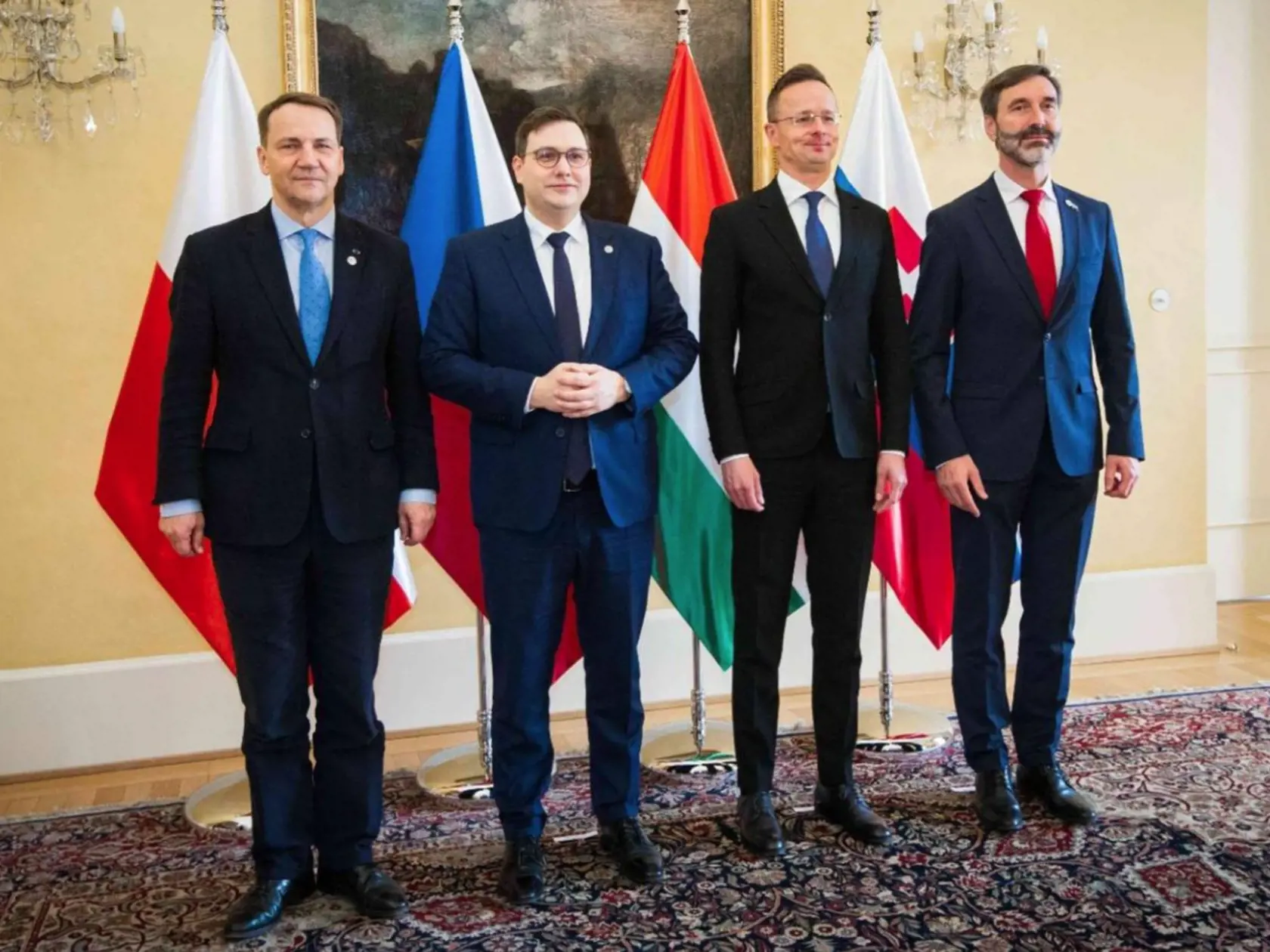 Šéf diplomacie Juraj Blanár (Smer) si rovnako pripomenul dôležitosť medzinárodnej spolupráce. Cez víkend totiž medzinárodne zoskupenie V4 oslavovalo 34 rokov od jeho založenia. „Vzťahy Slovenska, Česka, Maďarska a Poľska sú založené na historických prepojeniach, vďaka ktorým máme k sebe prirodzene blízko a vieme sa spojiť v oblastiach, kde dokážeme silnejšie presadzovať náš názor,“ priblížil minister zahraničných vecí.