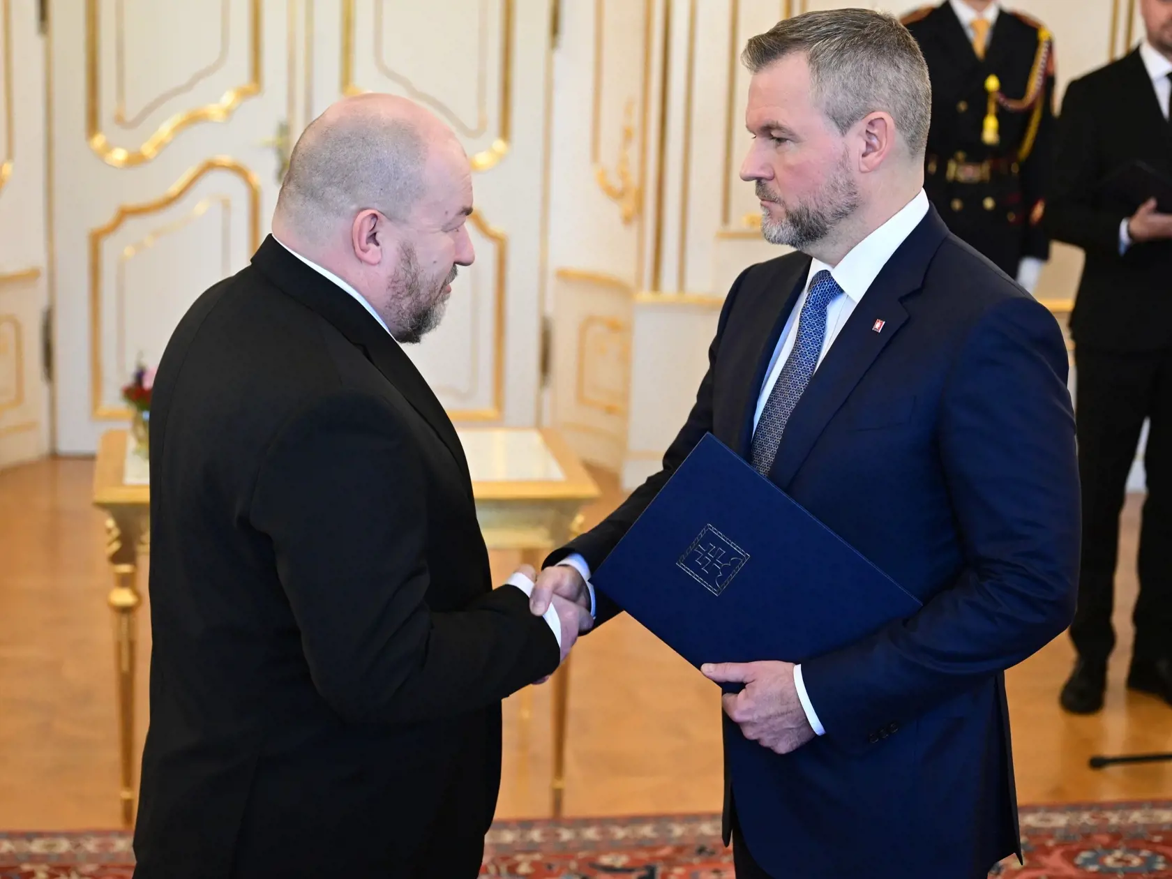 Na snímke vpravo prezident SR Peter Pellegrini počas vymenovania nového ministra cestovného ruchu a športu SR Rudolfa Huliaka (nominant Smer-SD) v Prezidentskom paláci v Bratislave 5. marca 2025. 