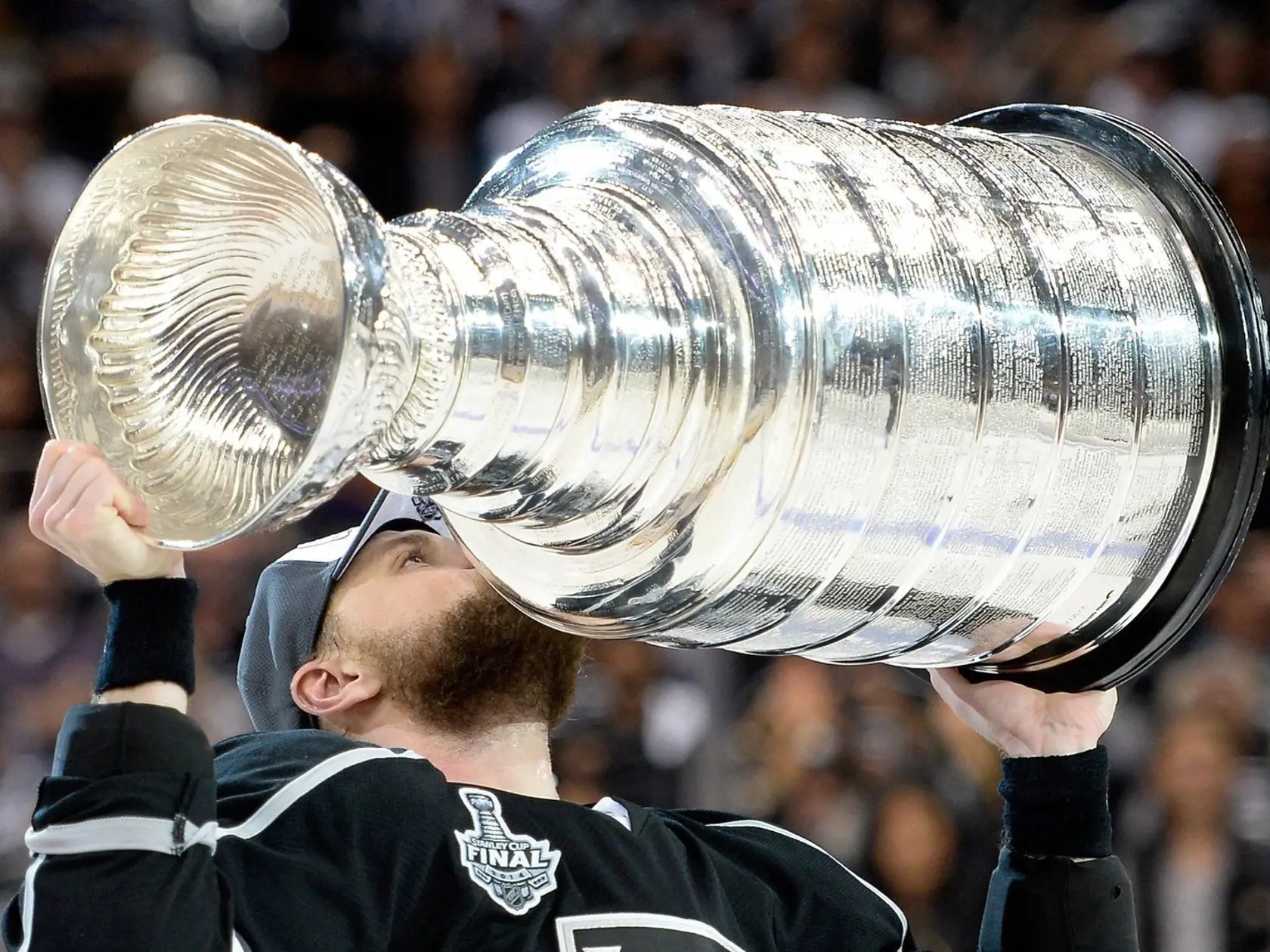 Marián Gáborík z Los Angeles oslavuje trofej priamo na ľade po poslednom víťaznom zápase s New York Rangers.