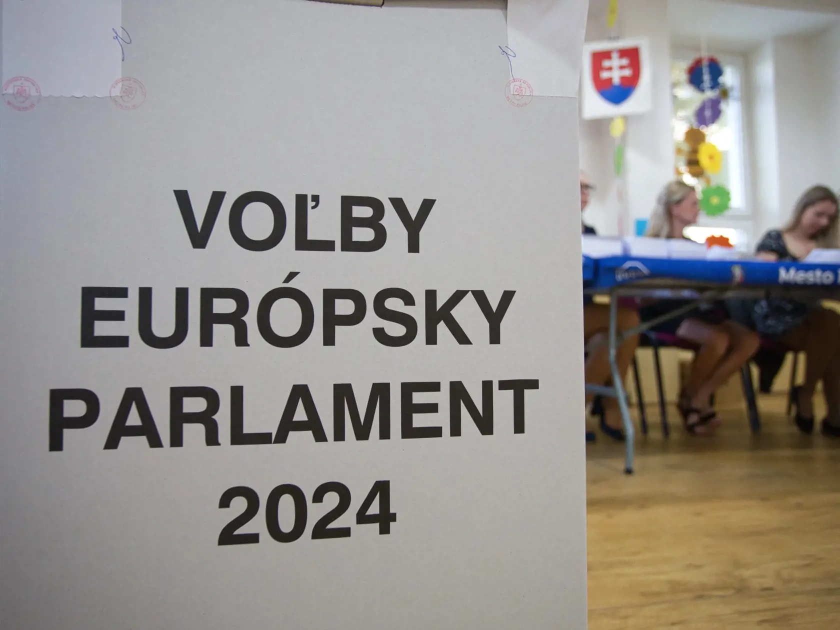 Na snímke volebná schránka vo volebnej miestnosti vo voľbách do Európskeho parlamentu v sobotu 8. júna 2024 v Rajci, okres Žilina.