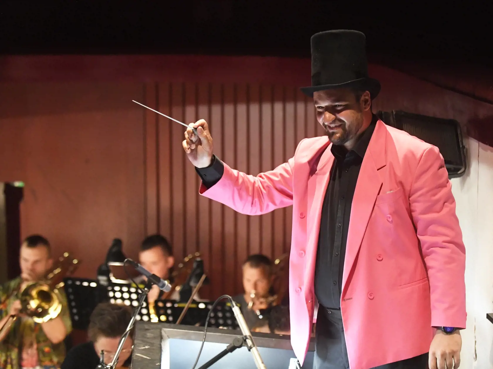 Skúška džezovej operety Vojvodkyňa z Chicaga od skladateľa Emmericha Kálmána, ktorú uvedie opera Štátneho divadla Košice. Na snímke dirigent Peter Valentovič. V Košiciach, 6. júla 2021. FOTO TASR – František Iván