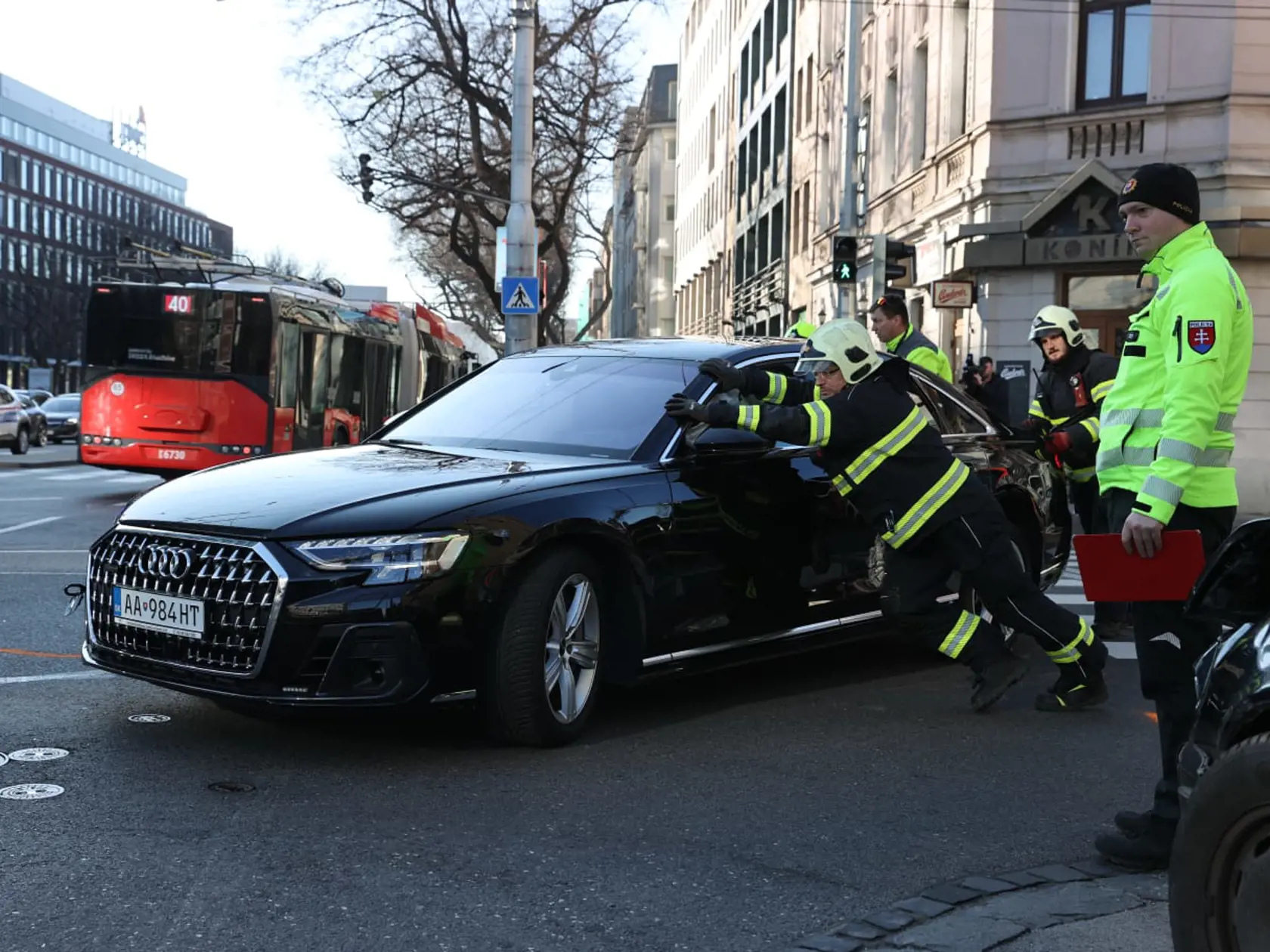 Minister financií Ladislav Kamenický mal v Bratislave autonehodu. Ku kolízii došlo 3. februára 2025 v ranných hodinách na križovatke pri Mlynských Nivách. Na mieste zasahovali i hasiči, polícia i zdravotníci.