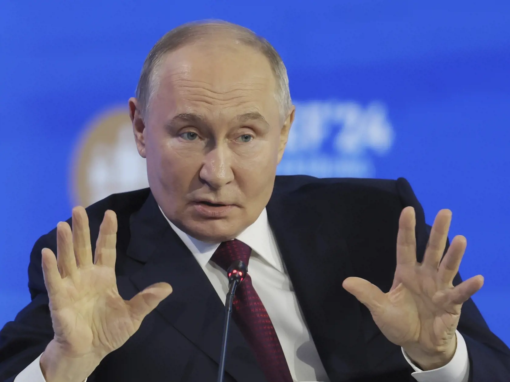Ruský prezident Vladimir Putin reční v piatok 7. júna 2024 na plenárnom zasadnutí Medzinárodného ekonomického fóra v Petrohrade.