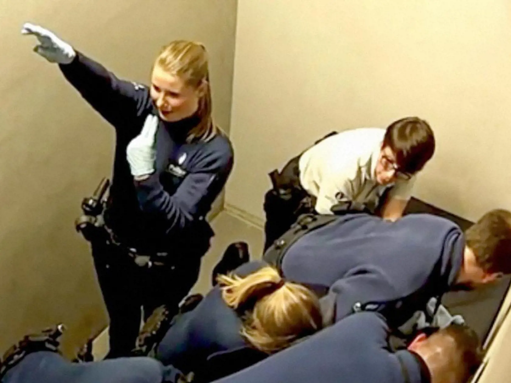 BEZ HANBY Policajtka, ktorá v cele zasahovala, takto hajlovala s úsmevom na tvári. Vedľa nej umieral Jozef Chovanec