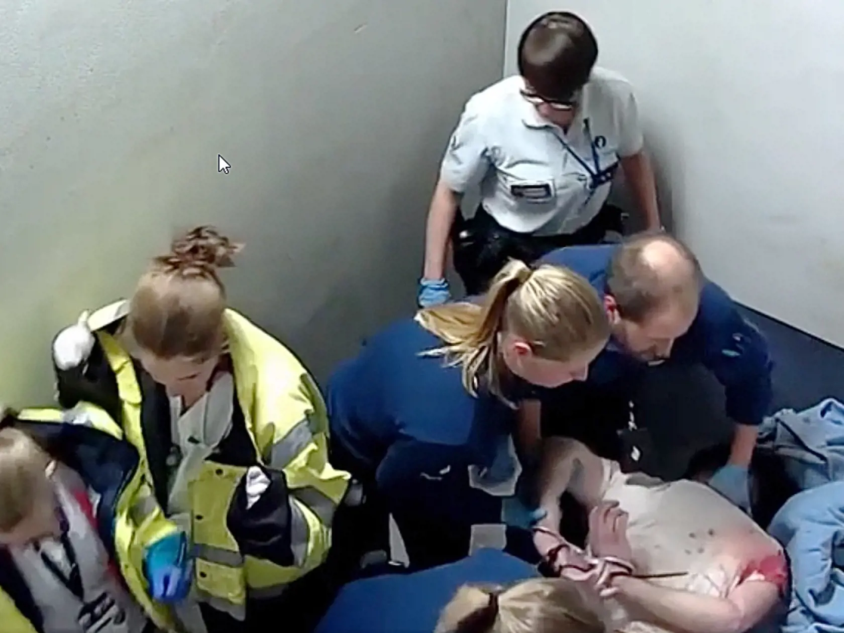 Miesto pomoci smrť: Chovanec pôsobil zmätene. Muži zákona ho však surovo spacifikovali.