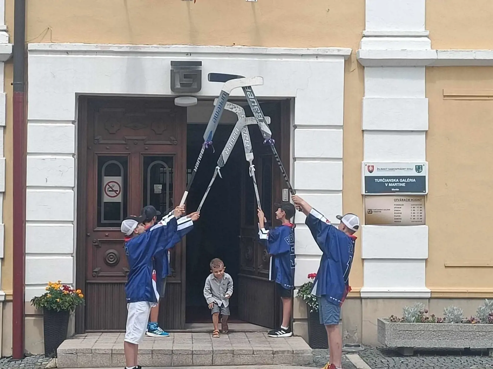 Ján a Romana sú spolu už bezmála päť rokov, plodom ich lásky je rozkošný 3-ročný syn Matej, ktorý slávnemu otcovi akoby z oka vypadol.