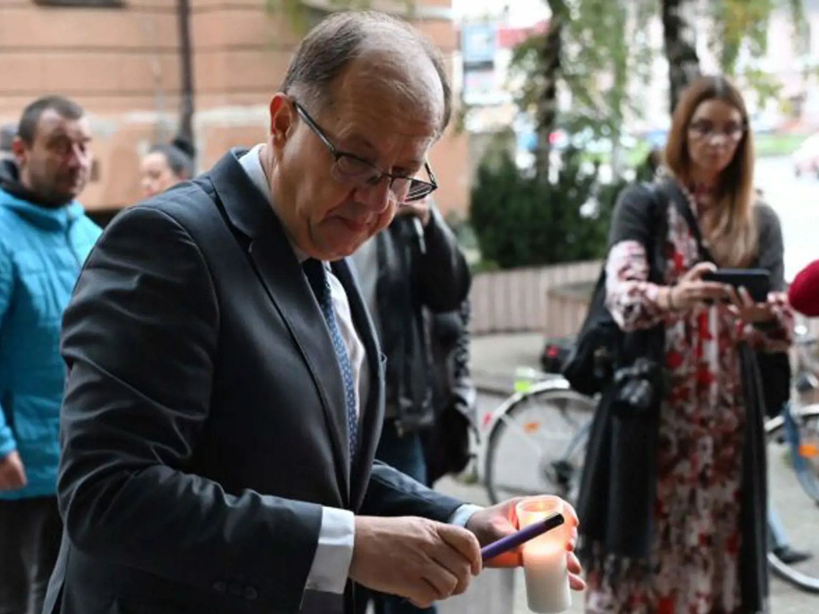 Prezident ÚMS a primátor Trenčína Richard Rybníček si prišiel uctiť zapálením sviečky druhé výročie zavraždenia Juraja a Matúša pred barom Tepláreň.
