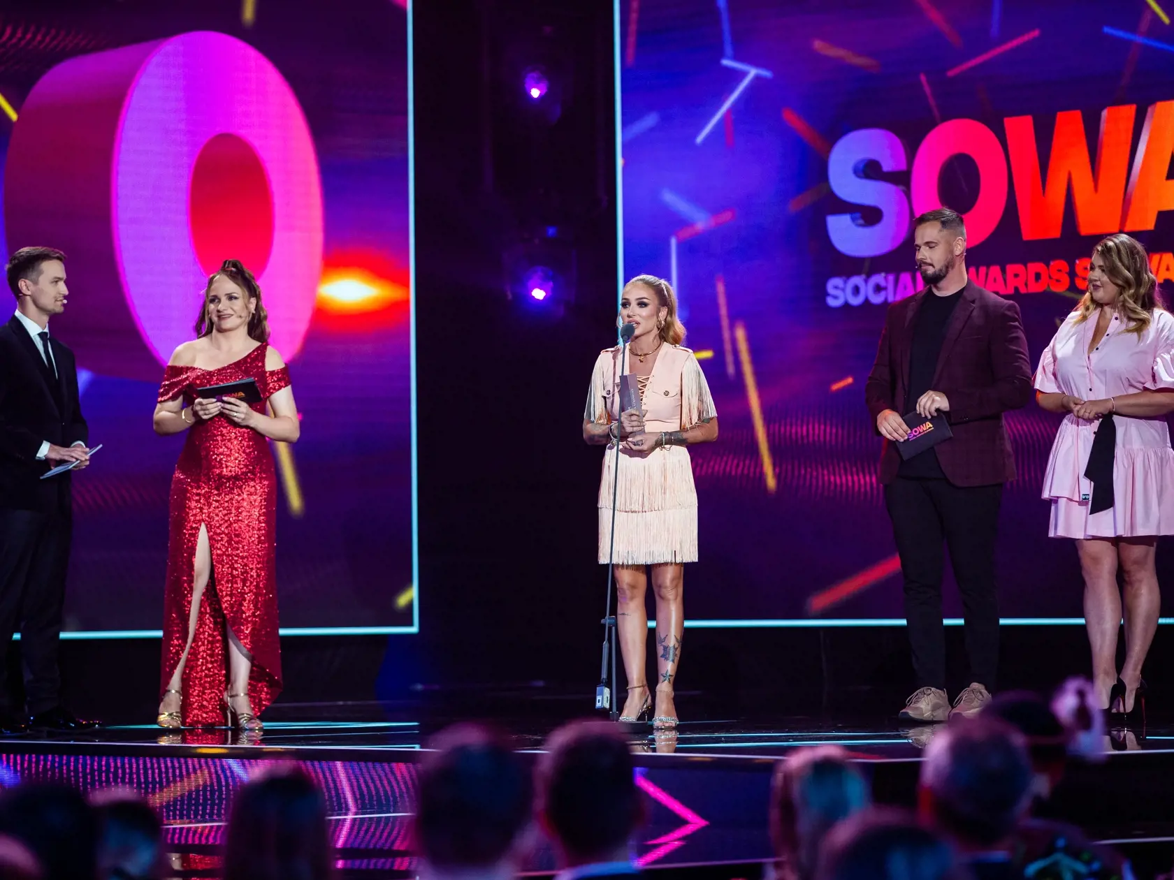 Galavečer Social Awards Slovakia "SOWA" v Bratislave. Na snímke František Košarišťan, Eva "Evelyn" Kramerová, Viktor Vincze, Zuzana Kubovčíková Šebová a Lucia Sládečková.