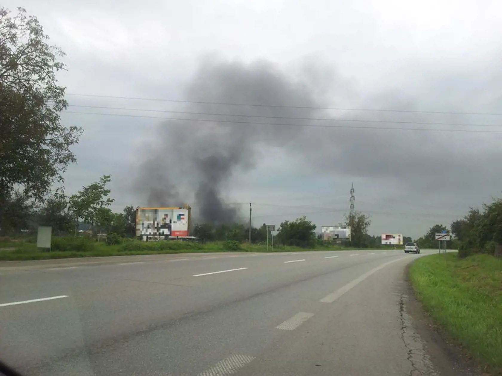 Požiar v Dubnici nad Váhom: Dym bolo vidieť až 16 kilometrov pred mestom.