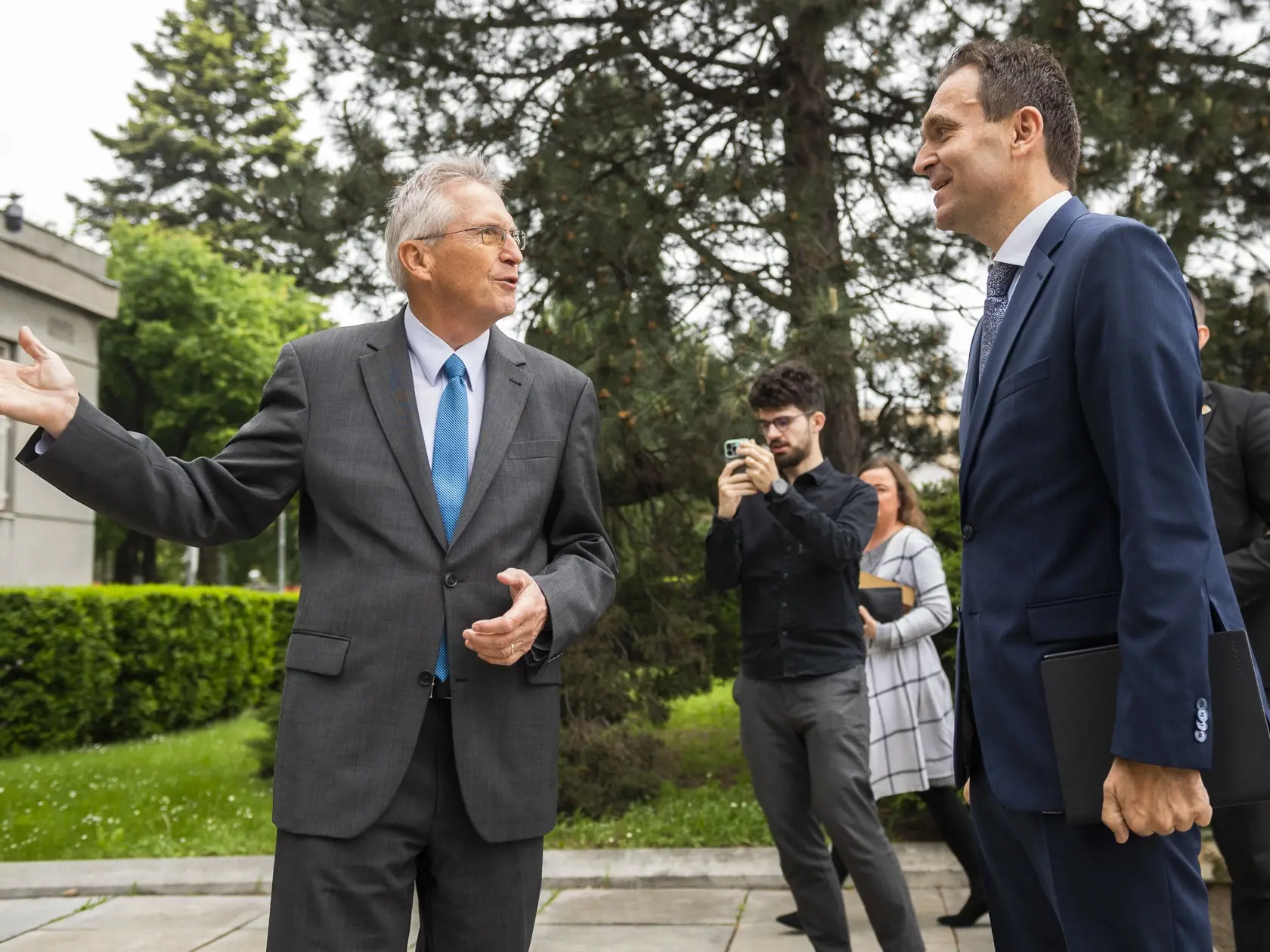Nový predseda vlády SR Ľudovít Ódor odštartoval v utorok 16. mája 2023 prvú zo série úvodných návštev ministerstiev, počas ktorých sa oboznámi s aktuálnou situáciou v jednotlivých vládnych rezortoch. Na snímke sprava premiér SR Ľudovít Ódor a nový minister vnútra SR Ivan Šimko počas stretnutia na pôde rezortu vnútra v Bratislave 18. mája 2023.  FOTO TASR - Jaroslav Novák

 
