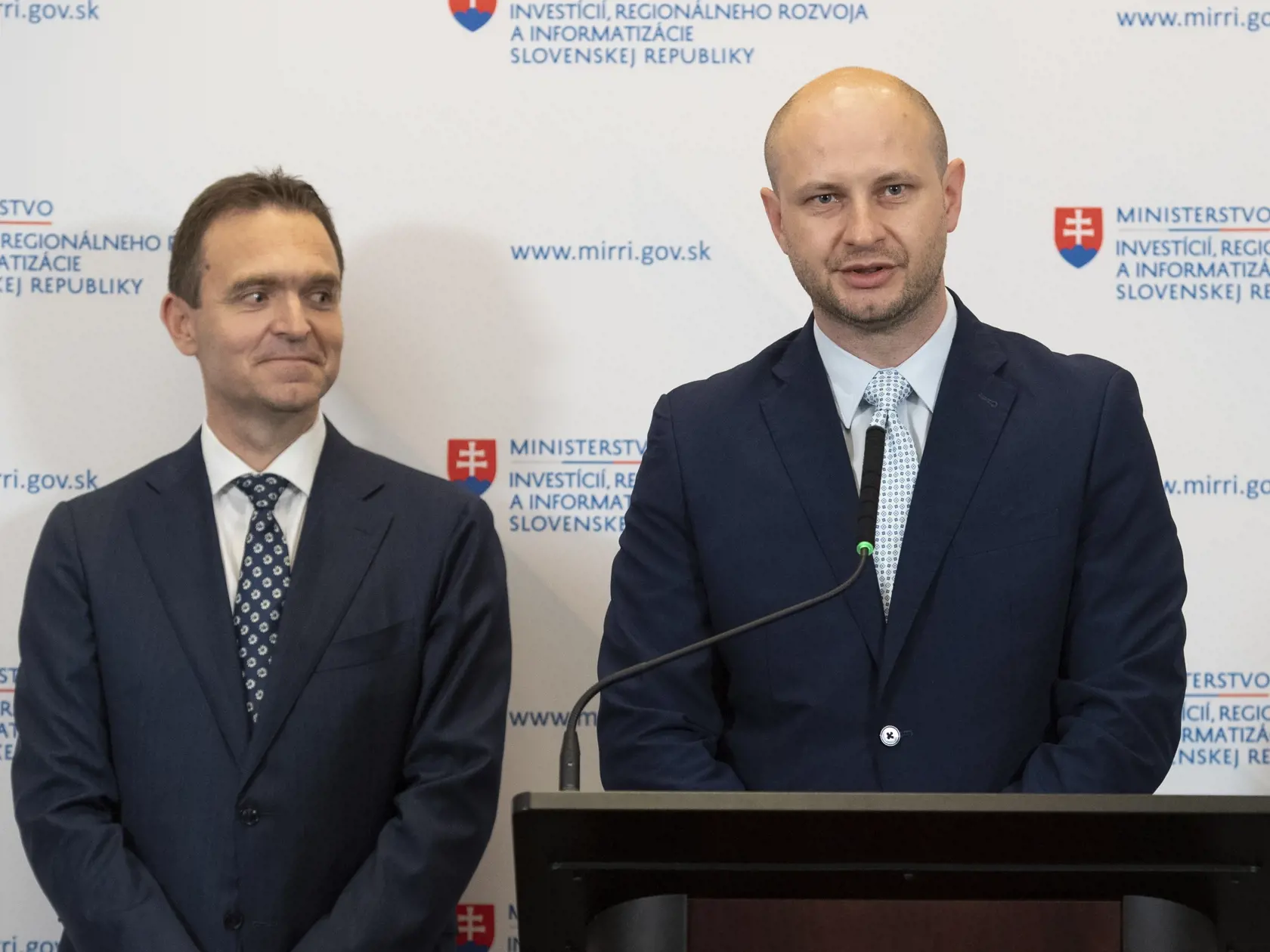 Na snímke sprava minister investícií, regionálneho rozvoja a informatizácie (MIRRI) SR Peter Balík a predseda vlády SR Ľudovít Ódor počas návštevy rezortu ministerstva v utorok 16. mája 2023 v Bratislave. FOTO TASR - Pavel Neubauer