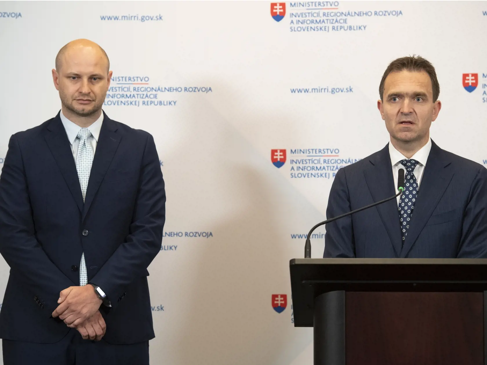 Na snímke vľavo minister investícií, regionálneho rozvoja a informatizácie (MIRRI) SR Peter Balík a vpravo predseda vlády SR Ľudovít Ódor počas návštevy rezortu ministerstva v utorok 16. mája 2023 v Bratislave. FOTO TASR - Pavel Neubauer