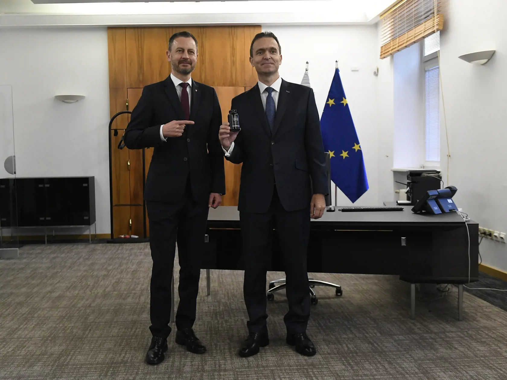 Na snímke vpravo nový predseda vlády SR Ľudovít Ódor pózuje na Úrade vlády SR, kde ho privítal jeho predchodca Eduard Heger (vľavo). V Bratislave 15. mája 2023. FOTO TASR - Pavel Neubauer 