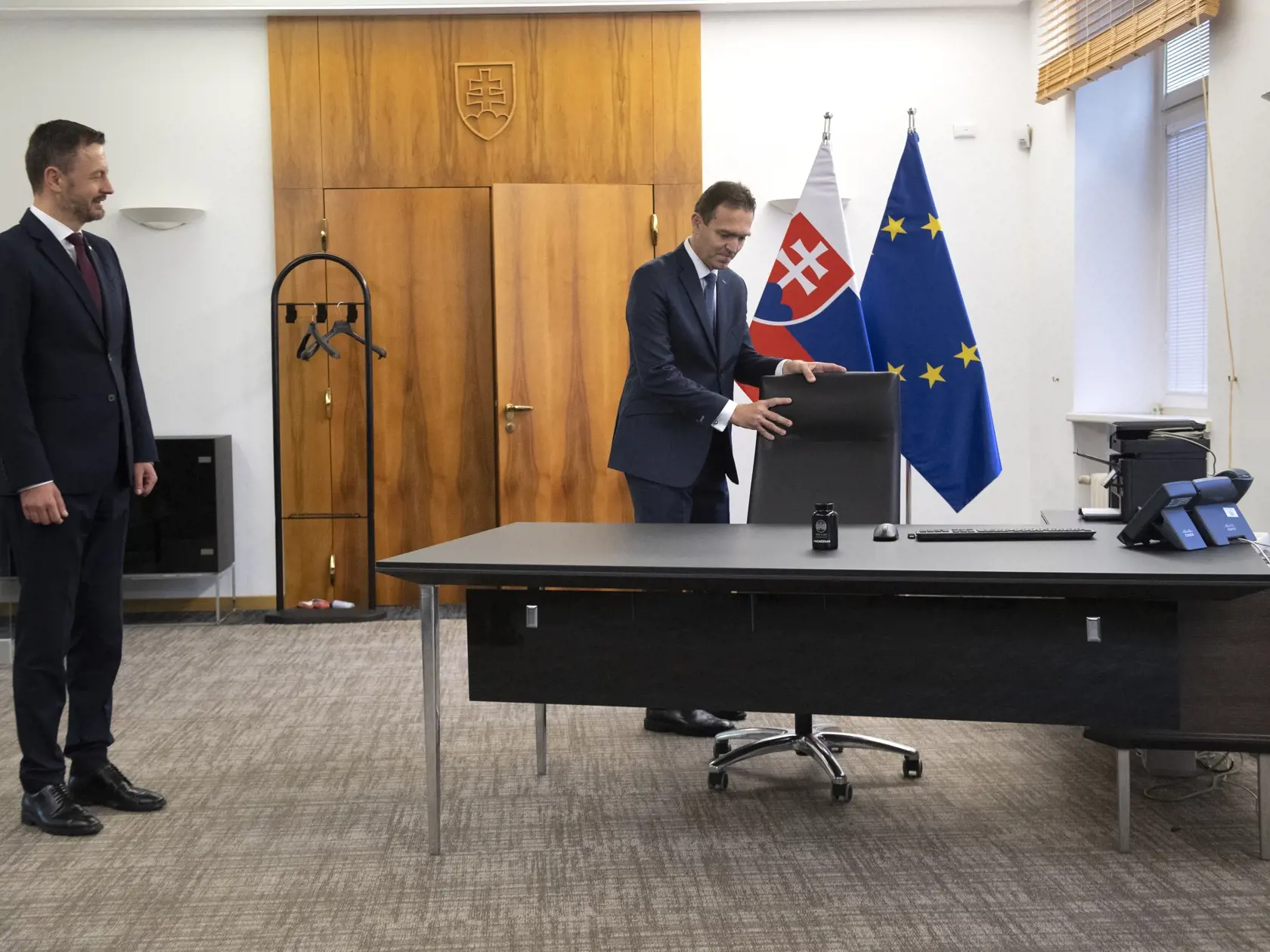Na snímke vpravo nový predseda vlády SR Ľudovít Ódor stojí v pracovni premiéra na Úrade vlády SR, kde ho privítal jeho predchodca Eduard Heger (vľavo) počas odovzdania Úradu vlády SR v Bratislave 15. mája 2023. Nový premiér Ľudovít Ódor si v pondelok prevzal od svojho predchodcu Eduarda Hegera Úrad vlády SR. Urobil tak potom, ako ho prezidentka SR Zuzana Čaputová vymenovala do funkcie. Ódor je na čele vlády odborníkov, ktorá vystriedala dočasne poverený kabinet Eduarda Hegera. FOTO TASR - Pavel 