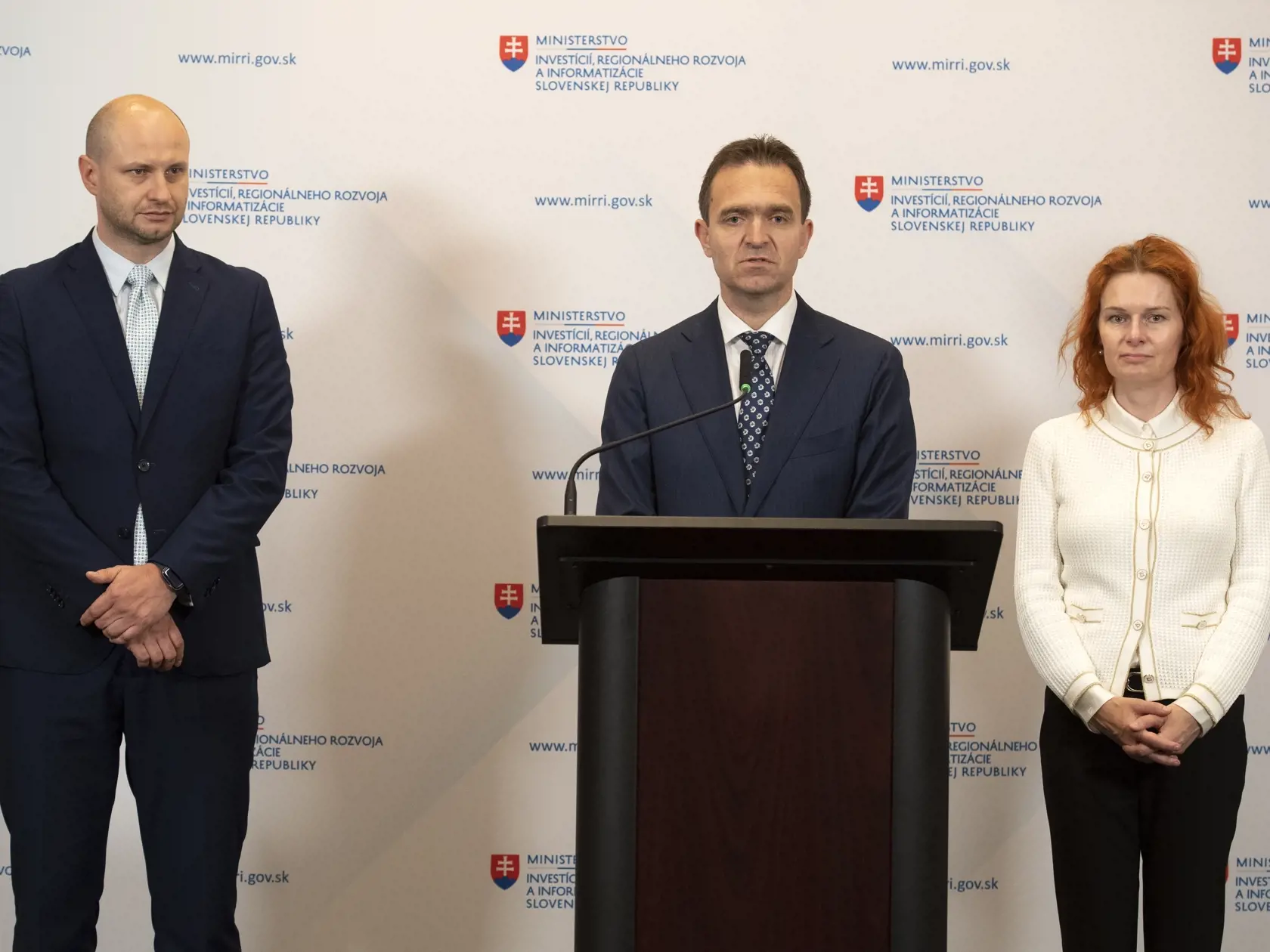 Na snímke zľava minister investícií, regionálneho rozvoja a informatizácie (MIRRI) Peter Balík, predseda vlády SR Ľudovít Ódor a podpredsedníčka vlády SR zodpovedná za plán obnovy a využívanie eurofondov Lívia Vašáková počas tlačovej konferencie na pôde rezortu v utorok 16. mája 2023 v Bratislave. FOTO TASR - Pavel Neubauer