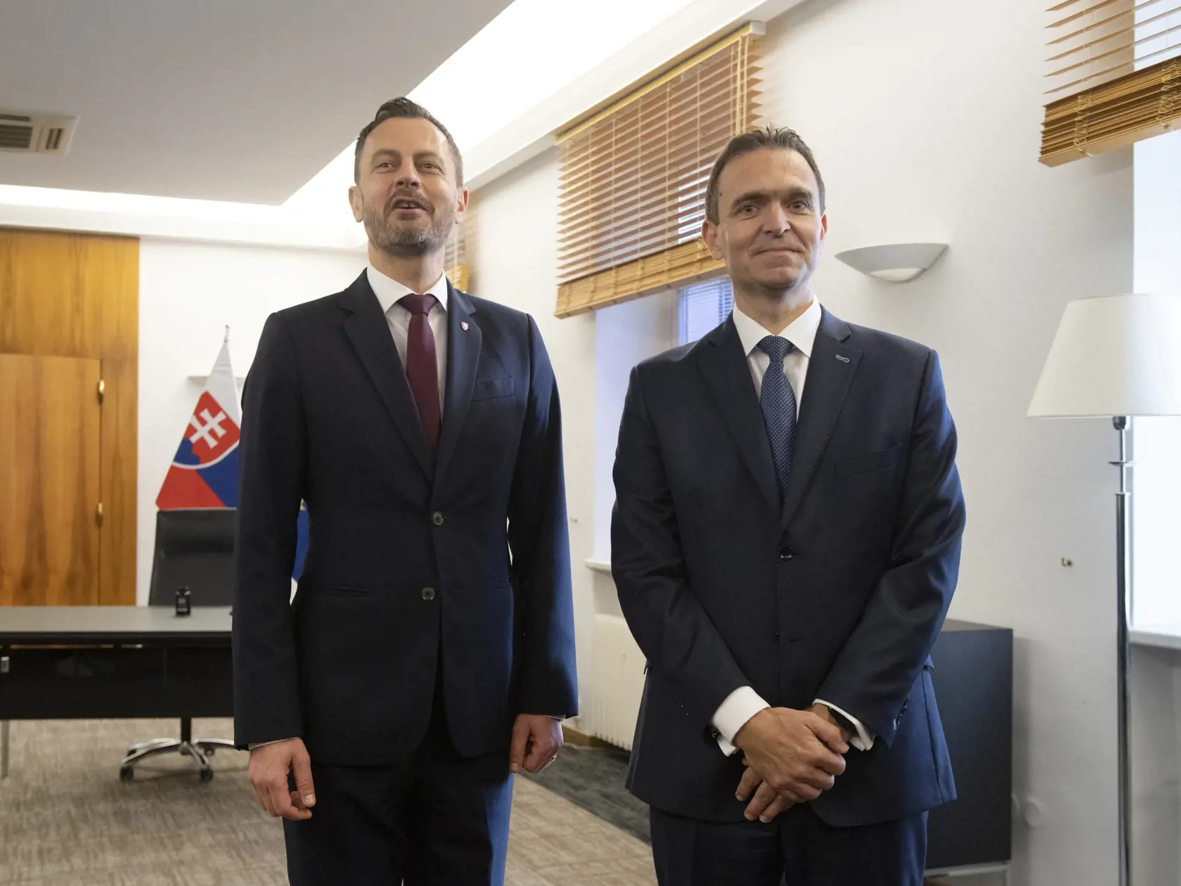 Na snímke vpravo nový predseda vlády SR Ľudovít Ódor pózuje v pracovni premiéra na Úrade vlády SR, kde ho privítal jeho predchodca Eduard Heger (vľavo) počas odovzdania Úradu vlády SR v Bratislave 15. mája 2023. Nový premiér Ľudovít Ódor si v pondelok prevzal od svojho predchodcu Eduarda Hegera Úrad vlády SR. Urobil tak potom, ako ho prezidentka SR Zuzana Čaputová vymenovala do funkcie. Ódor je na čele vlády odborníkov, ktorá vystriedala dočasne poverený kabinet Eduarda Hegera. FOTO TASR - Pavel