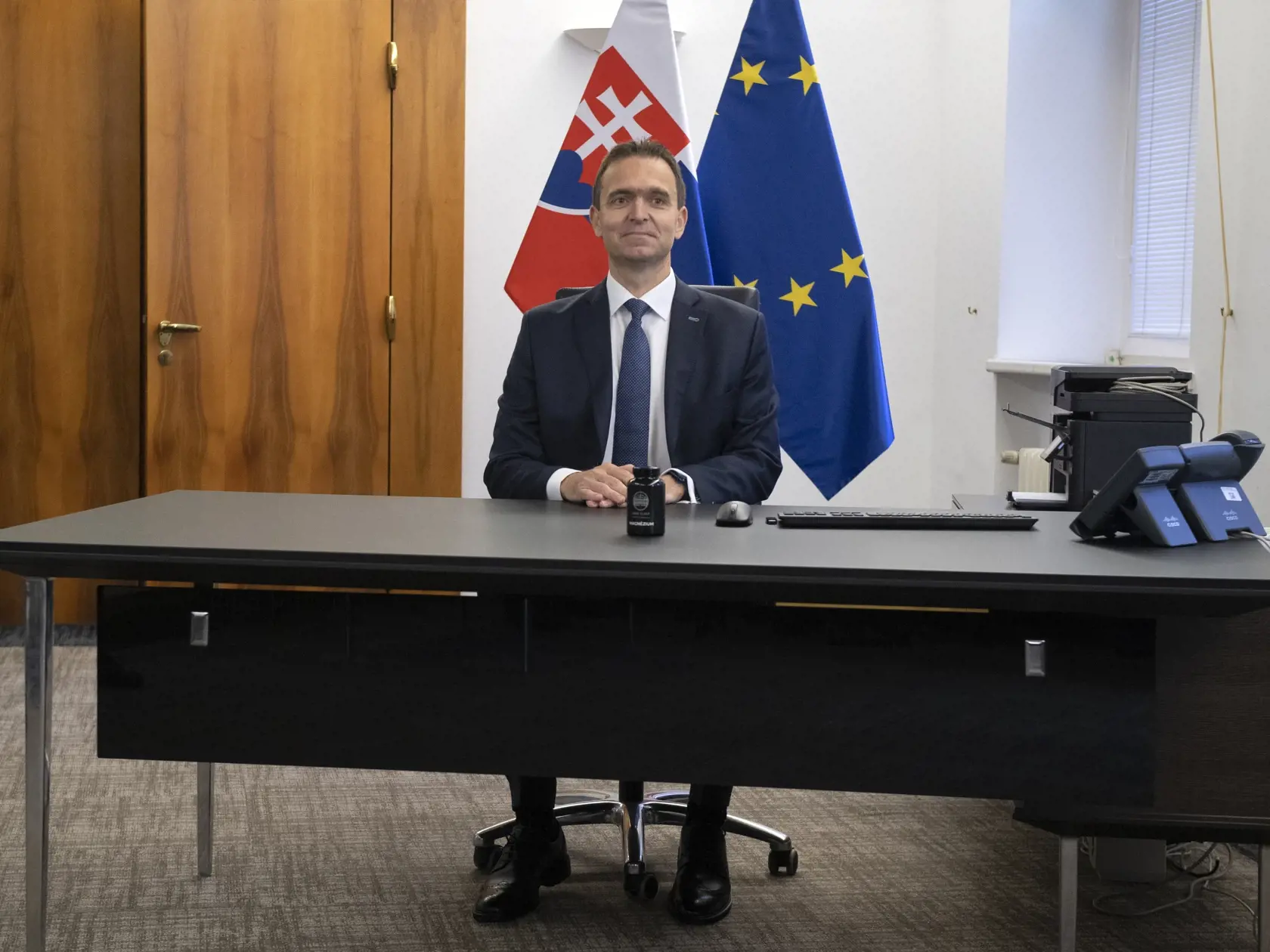 Na snímke nový predseda vlády odborníkov Ľudovít Ódor po prevzatí pracovne premiéra na Úrade vlády SR, kde ho privítal jeho predchodca Eduard Heger počas odovzdania Úradu vlády SR v Bratislave 15. mája 2023. Nový premiér Ľudovít Ódor si v pondelok prevzal od svojho predchodcu Eduarda Hegera Úrad vlády SR. Urobil tak potom, ako ho prezidentka SR Zuzana Čaputová vymenovala do funkcie. Ódor je na čele vlády odborníkov, ktorá vystriedala dočasne poverený kabinet Eduarda Hegera. FOTO TASR - Pavel Neu