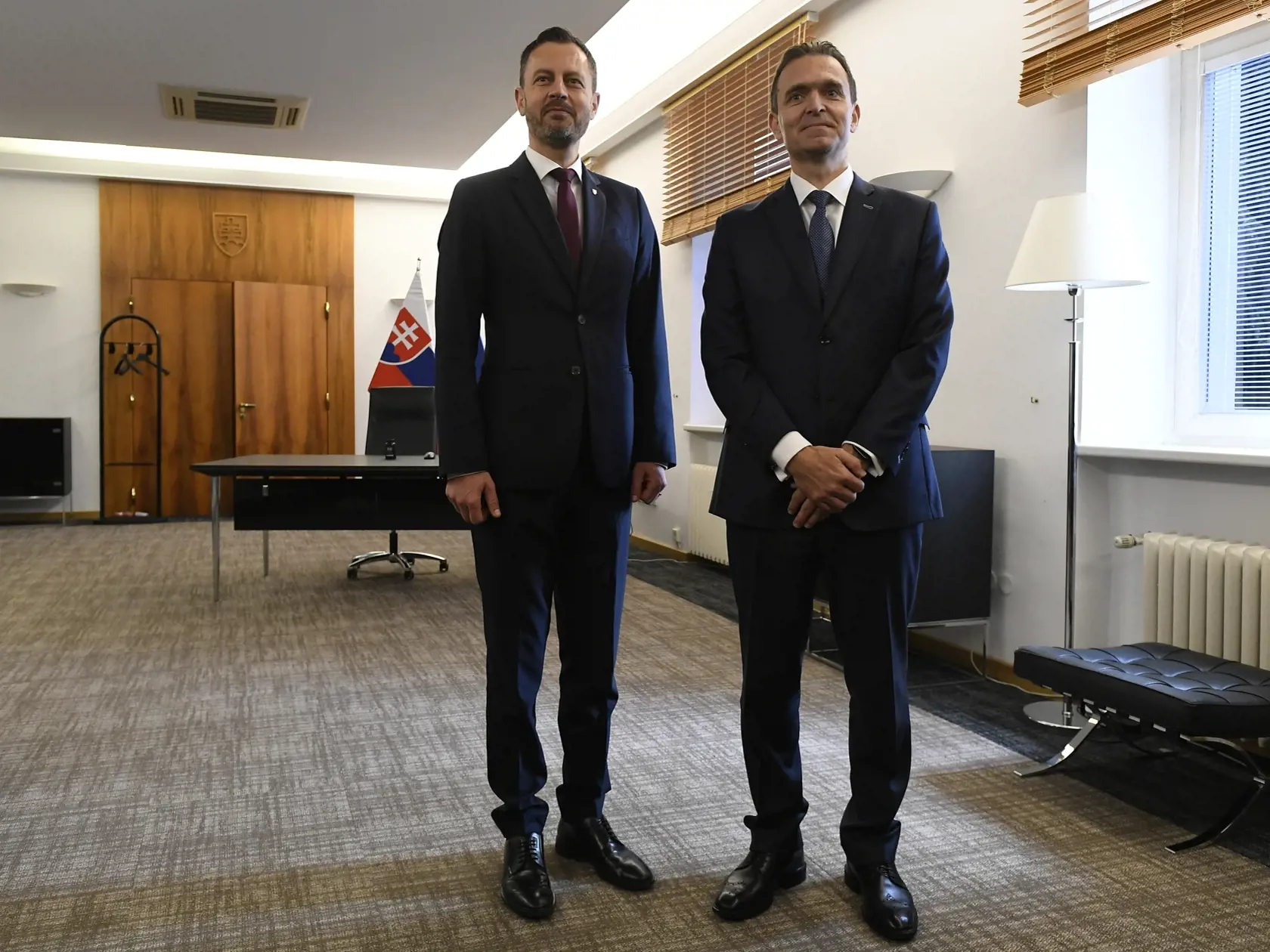 Na snímke vpravo nový predseda vlády SR Ľudovít Ódor pózuje na Úrade vlády SR, kde ho privítal jeho predchodca Eduard Heger (vľavo). V Bratislave 15. mája 2023. Nový premiér Ľudovít Ódor si v pondelok prevzal od svojho predchodcu Eduarda Hegera Úrad vlády SR. Urobil tak potom, ako ho prezidentka SR Zuzana Čaputová vymenovala do funkcie. Ódor je na čele vlády odborníkov, ktorá vystriedala dočasne poverený kabinet Eduarda Hegera. FOTO TASR - Pavel Neubauer 