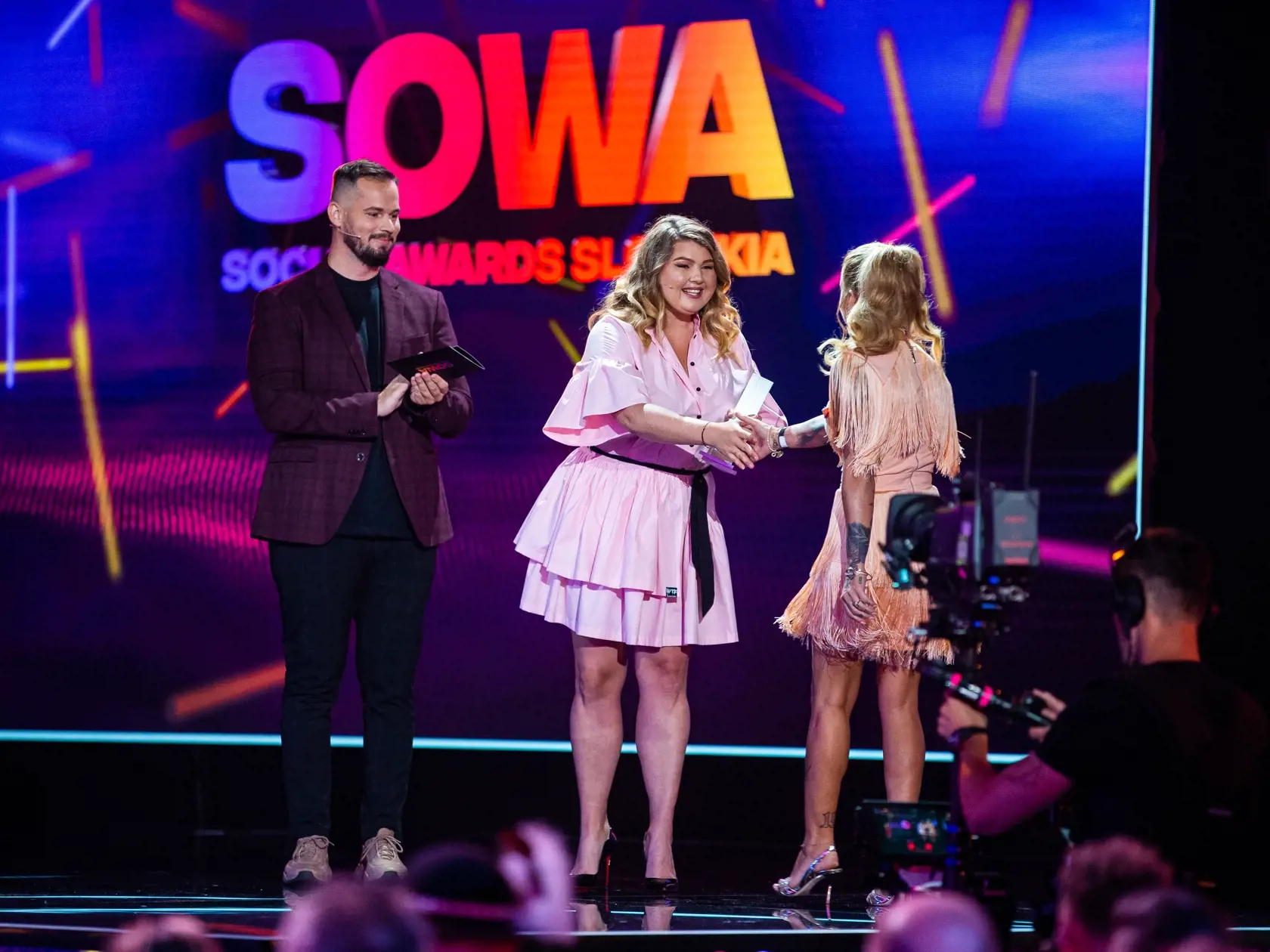 Galavečer Social Awards Slovakia "SOWA" v Bratislave. Na snímke František Košarišťan, Eva "Evelyn" Kramerová a Lucia Sládečková