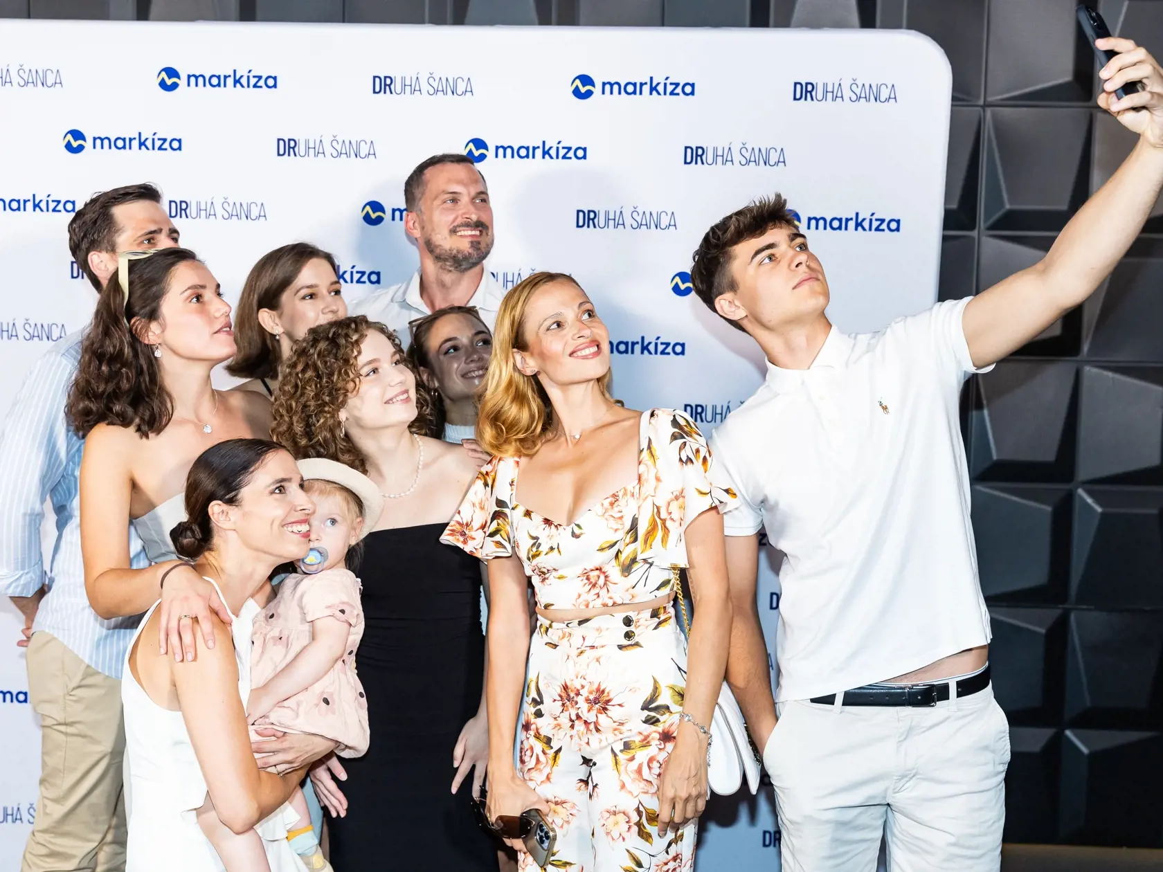Novinárska premiéra 3. série seriálu “Druhá šanca” v Bratislave. Na snímek Sarah Arató, Zuzana Porubjaková, Ján Koleník, Lívia Bielovič, Filip Šebesta, Juraj Kočí, Adela Dukátová, Dorota Hrnčiarová a Lucia Šimková. 